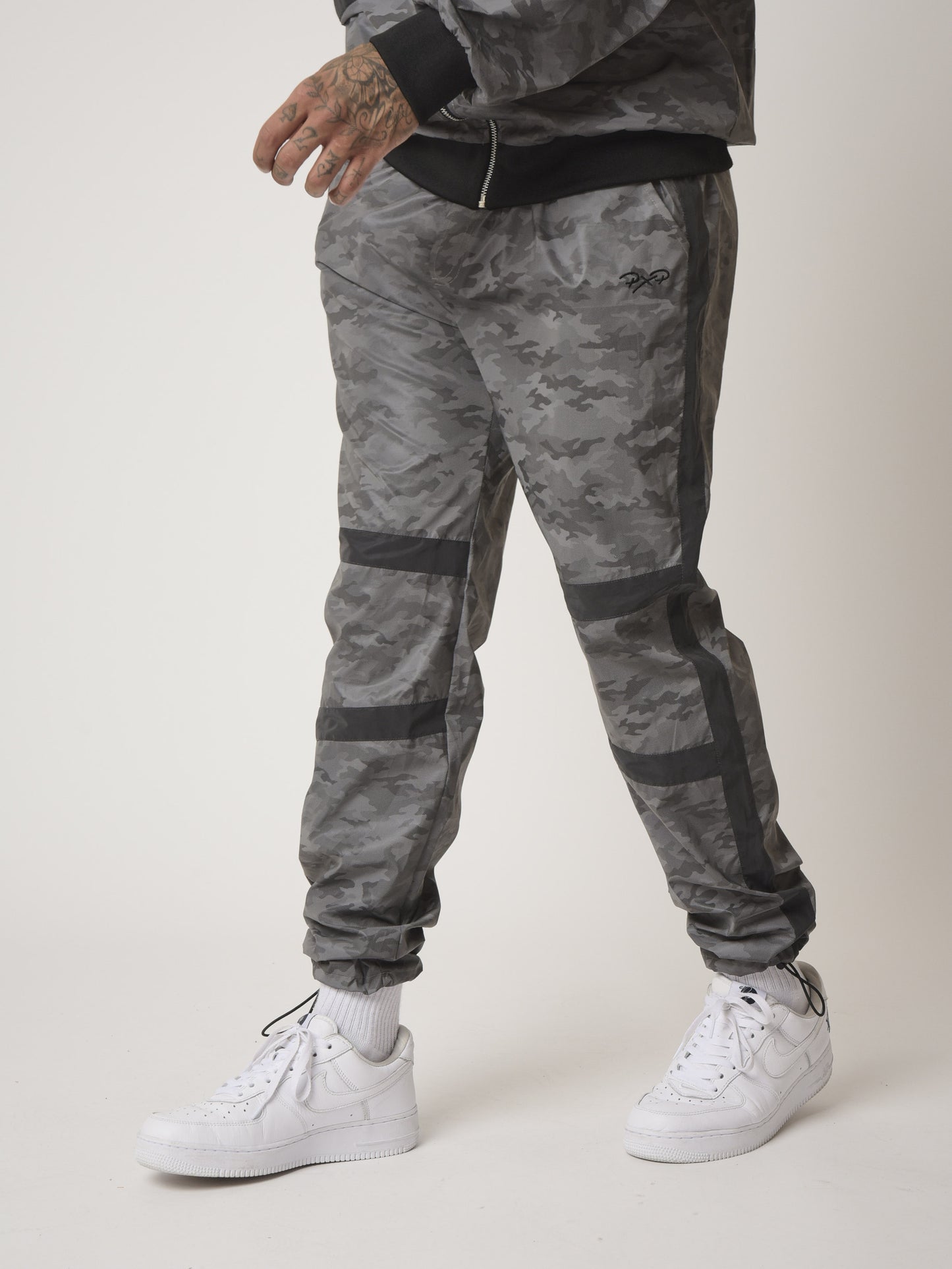pantalon-de-jogging-bi-matiere-reflechissante-motif-camouflage-2040091-noir