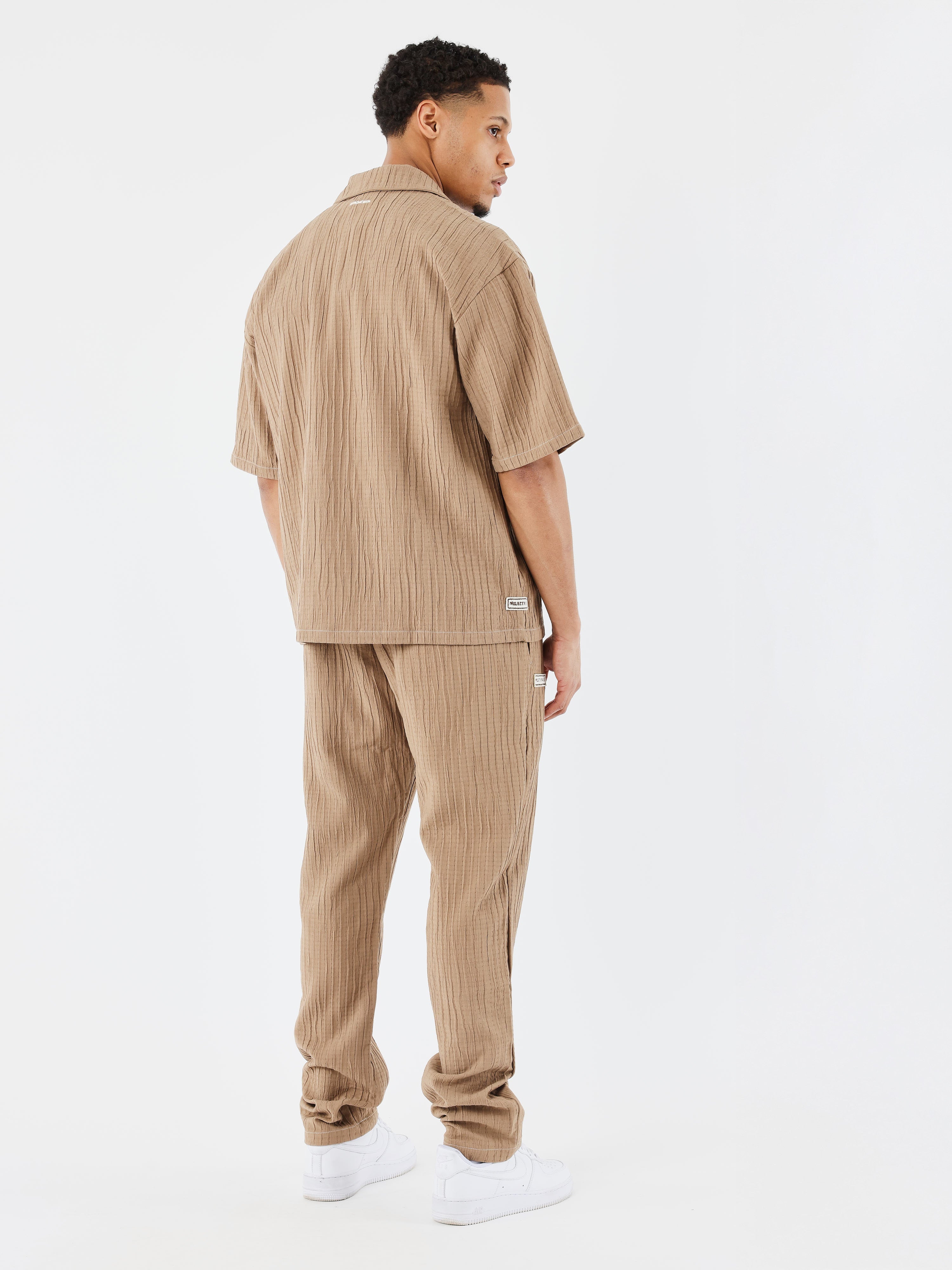 pantalon-decontractee-plissee-taupe-modelshot