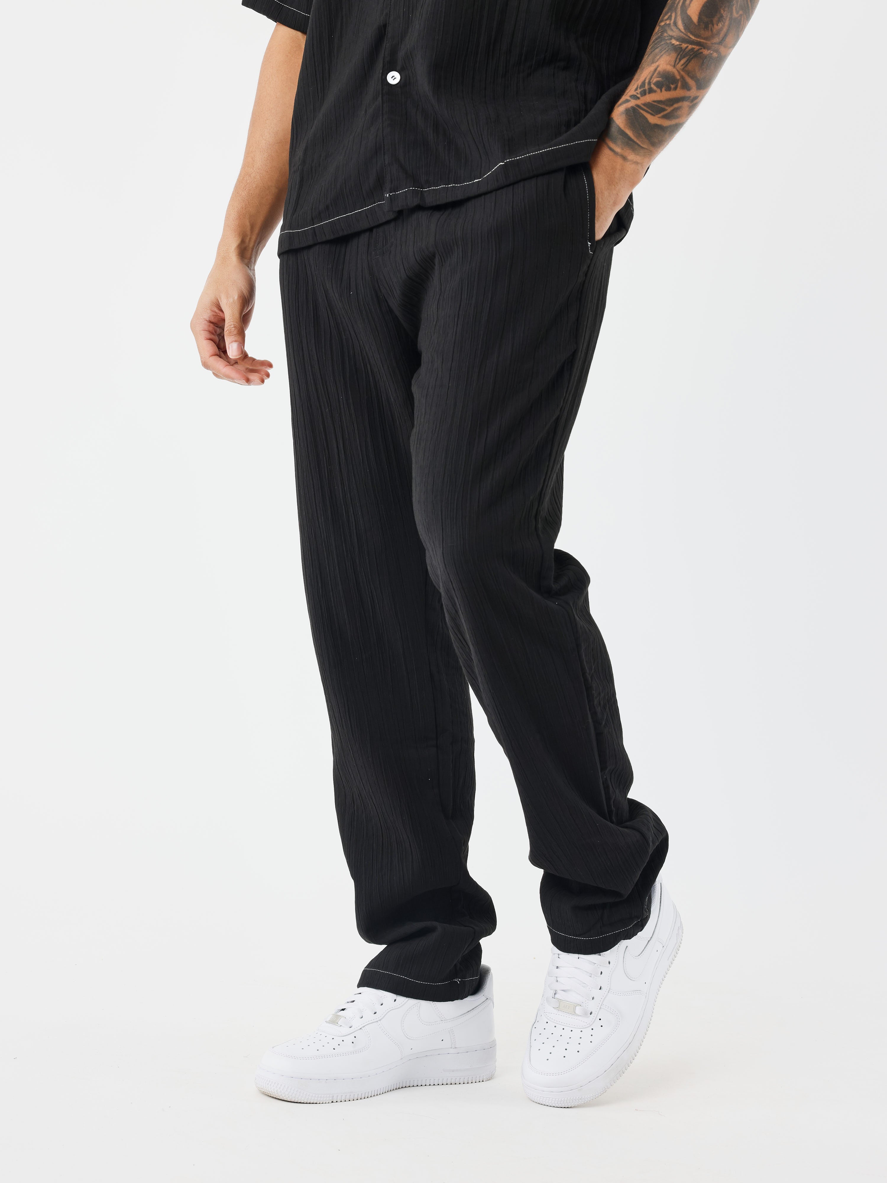 pantalon-decontractee-plissee-noir-modelshot