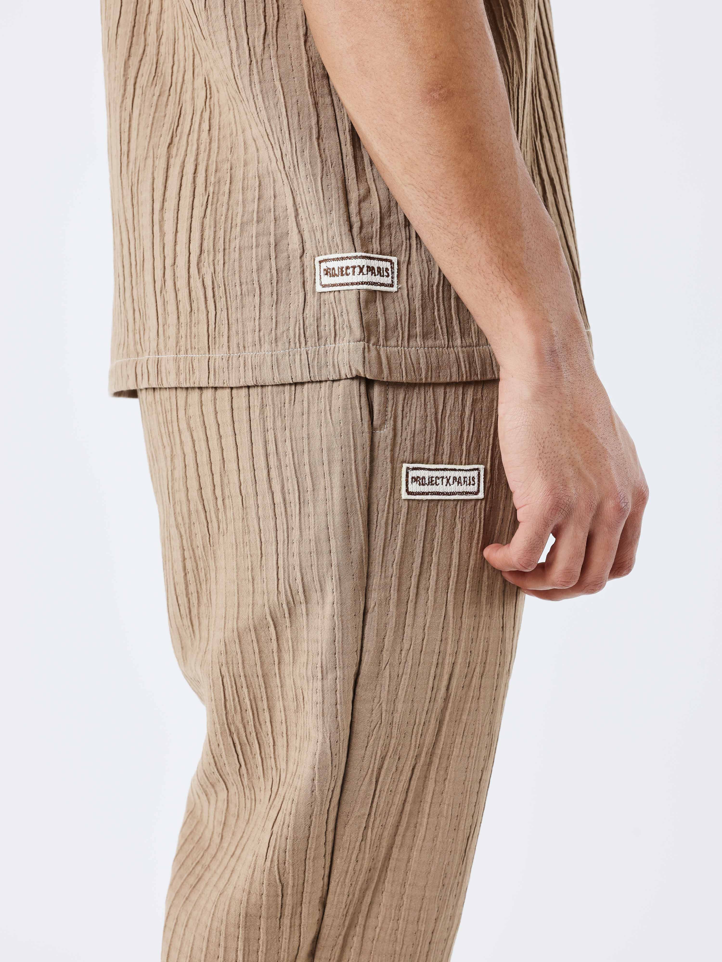 pantalon-decontractee-plissee-taupe-modelshot