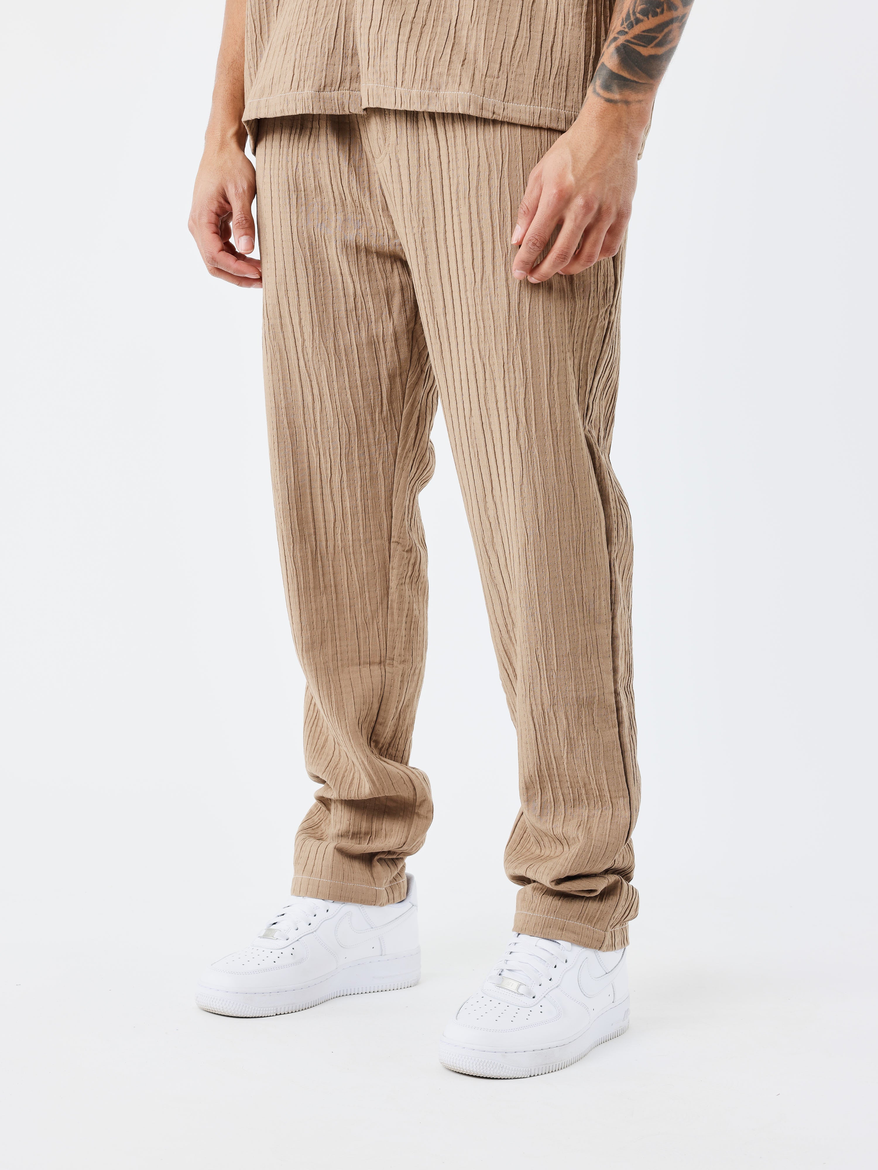pantalon-decontractee-plissee-taupe-modelshot