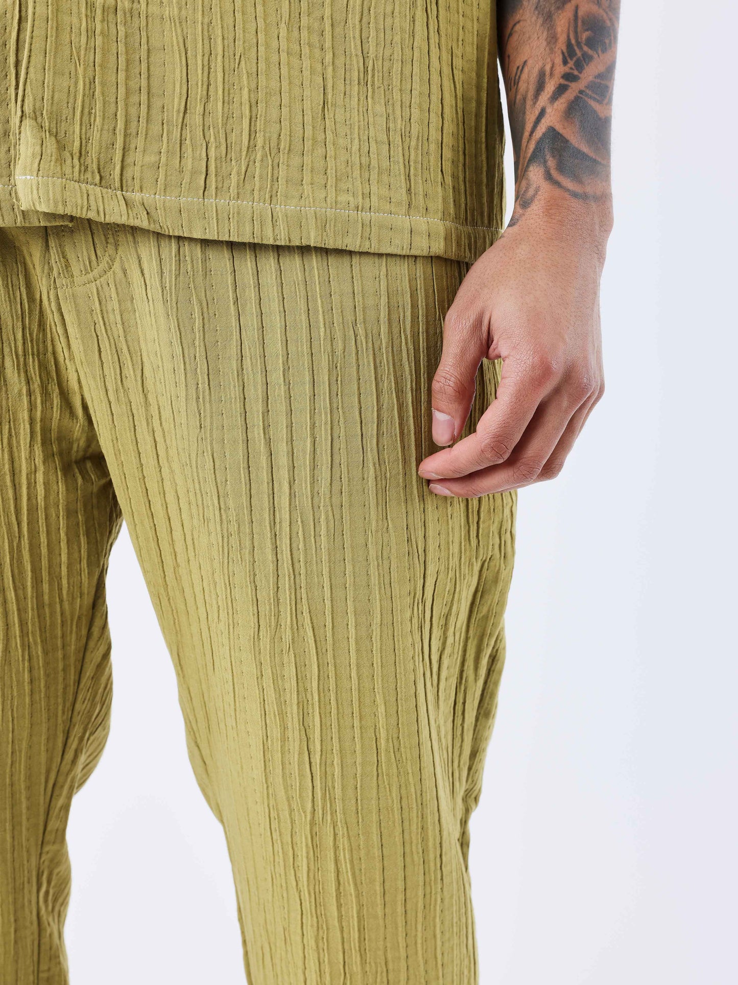 pantalon-decontractee-plissee-moutarde