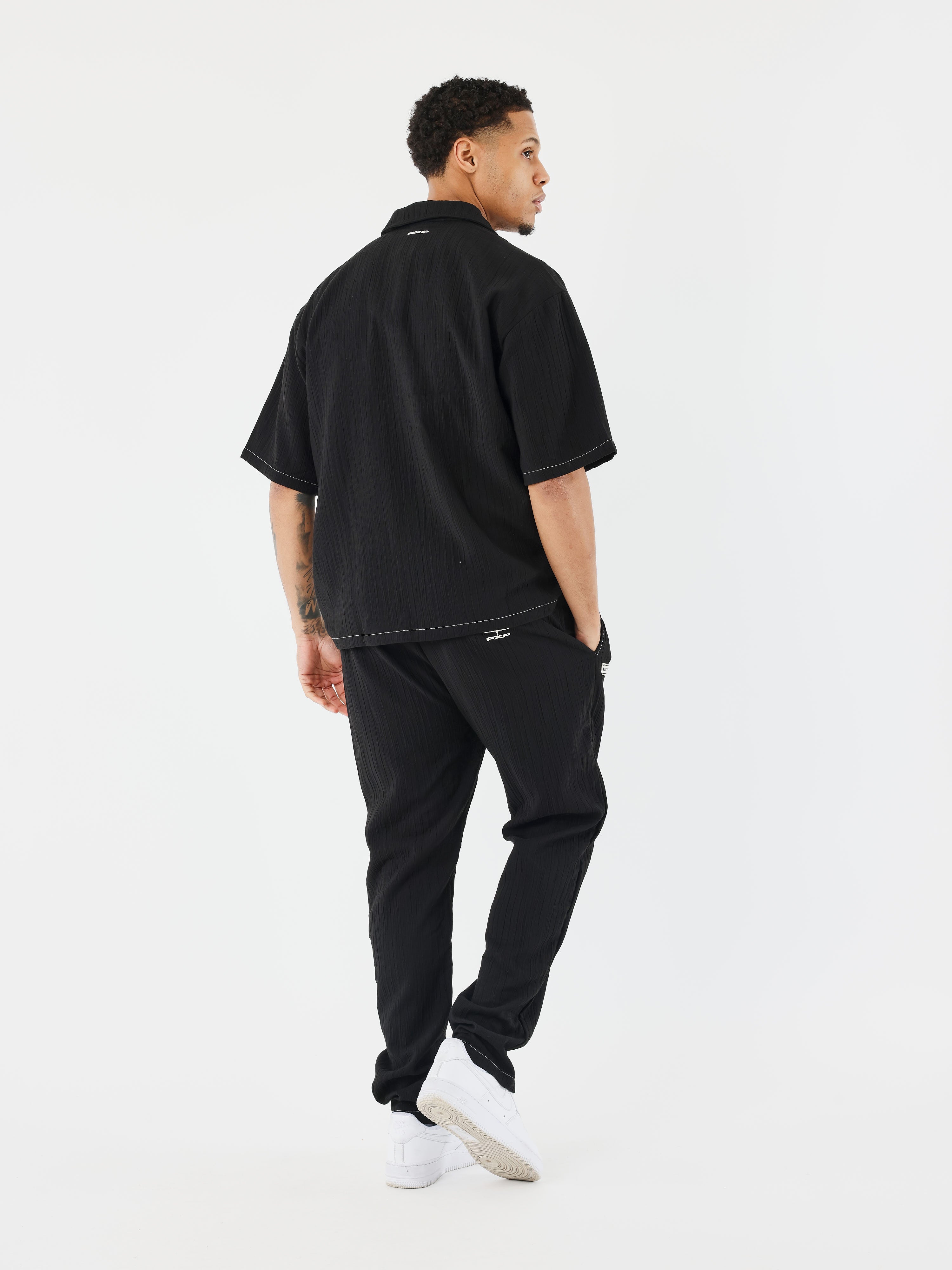 pantalon-decontractee-plissee-noir-modelshot