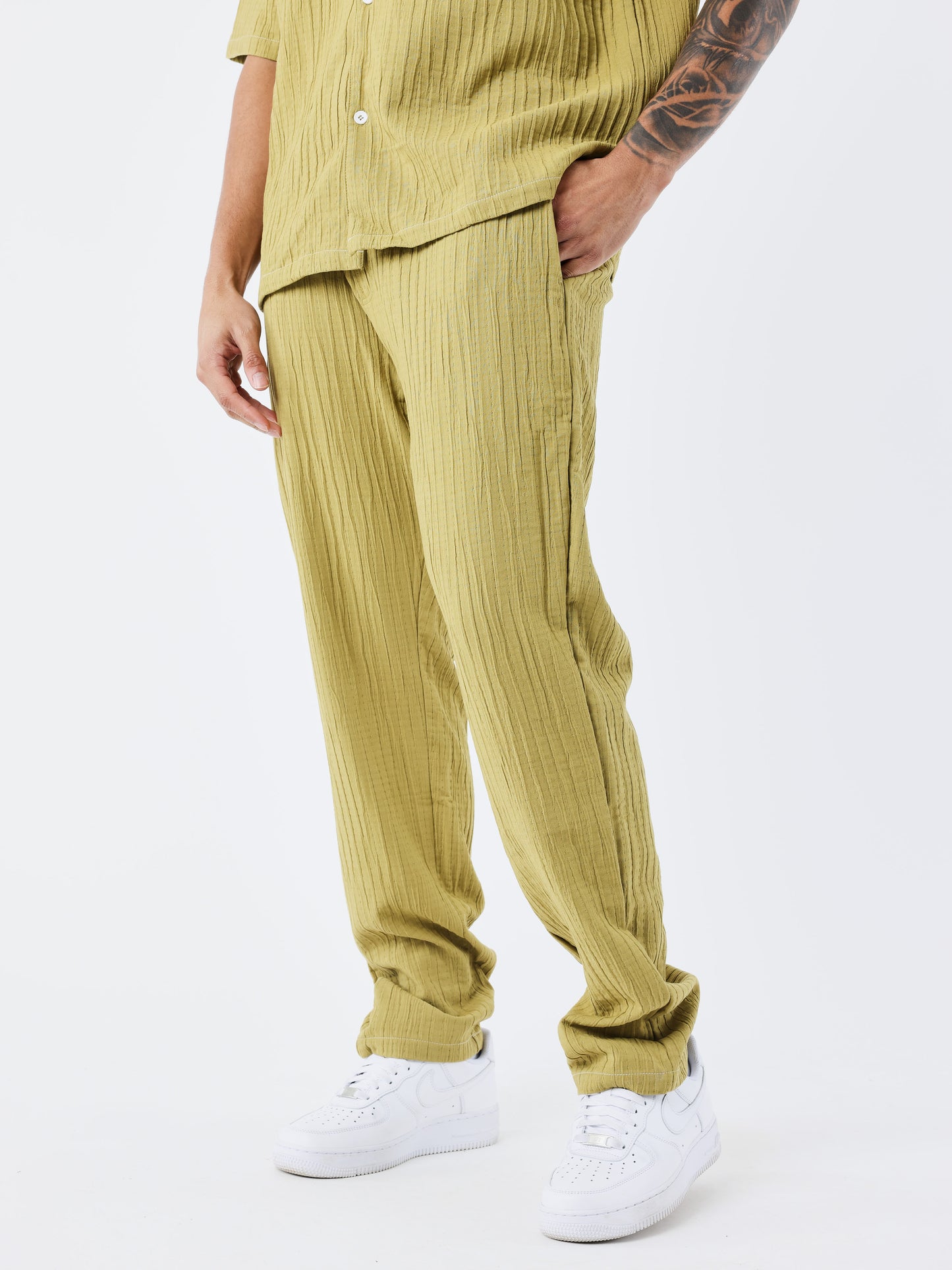 pantalon-decontractee-plissee-moutarde