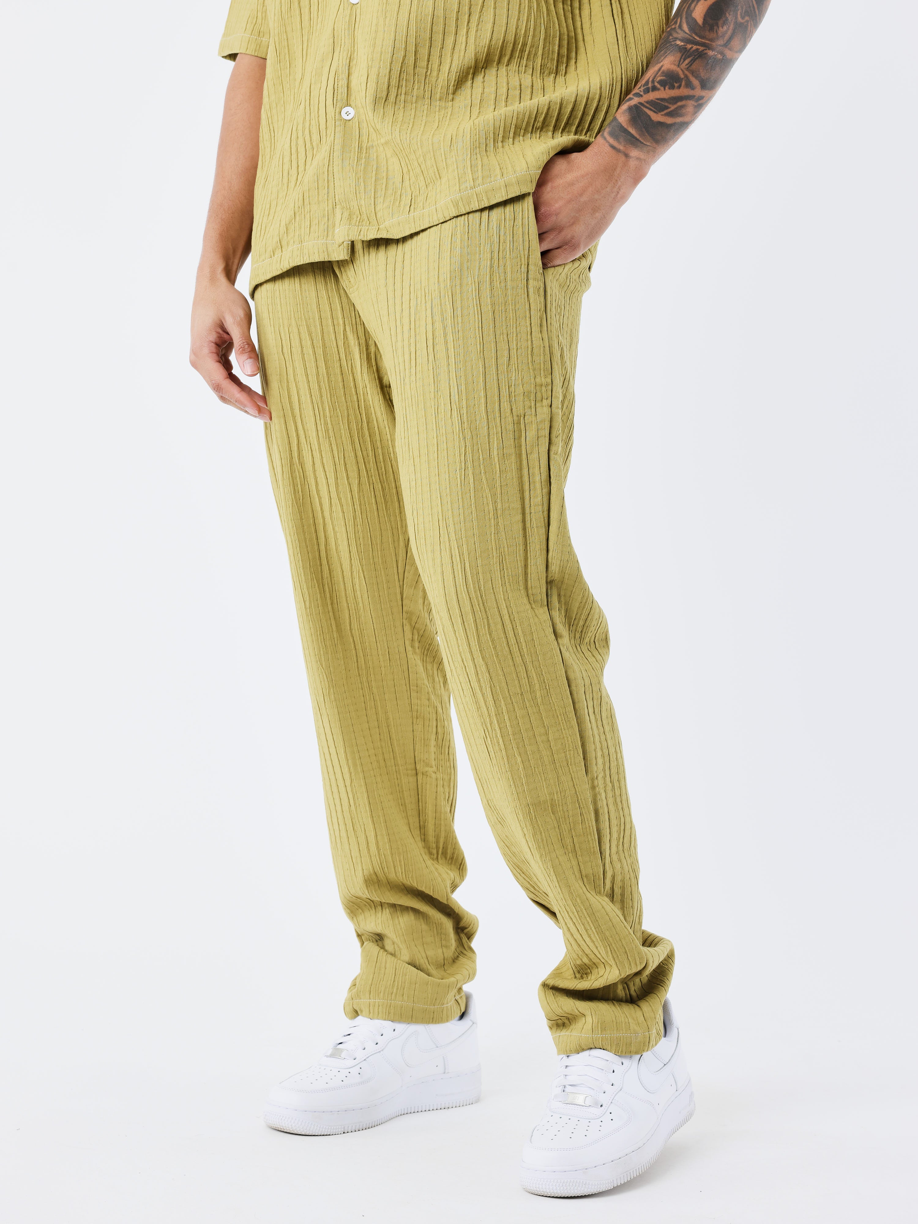 pantalon-decontractee-plissee-moutarde