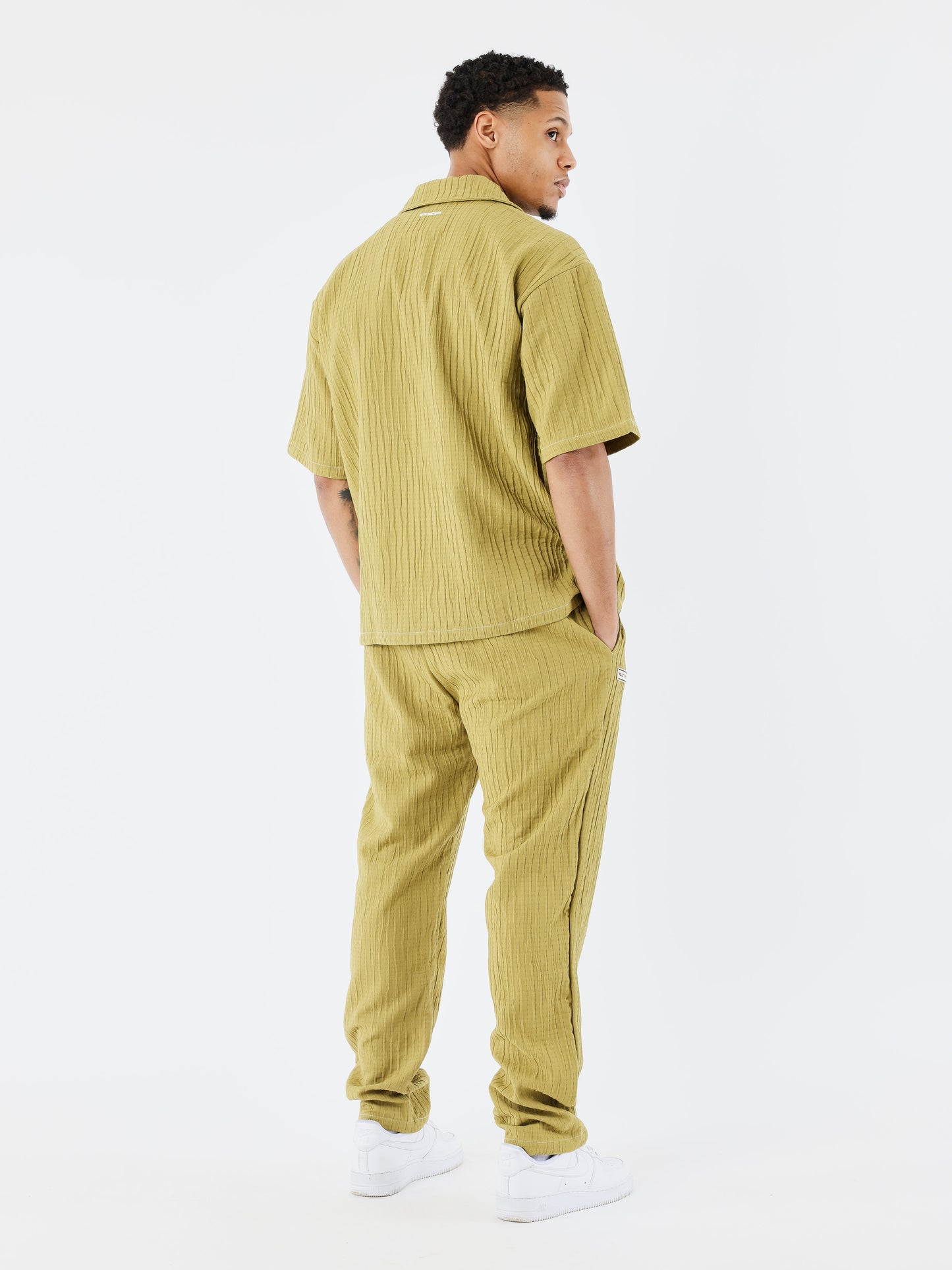 pantalon-decontractee-plissee-moutarde