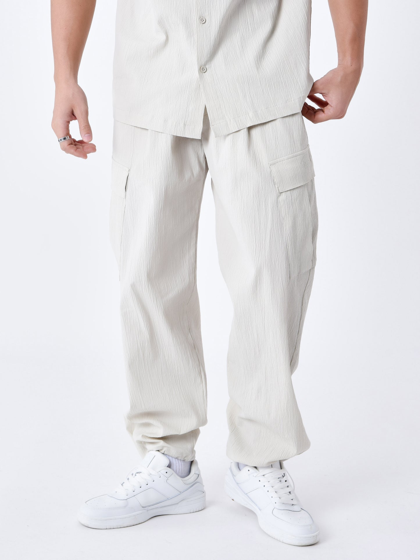 pantalon-effet-froisse-a-poches-beige