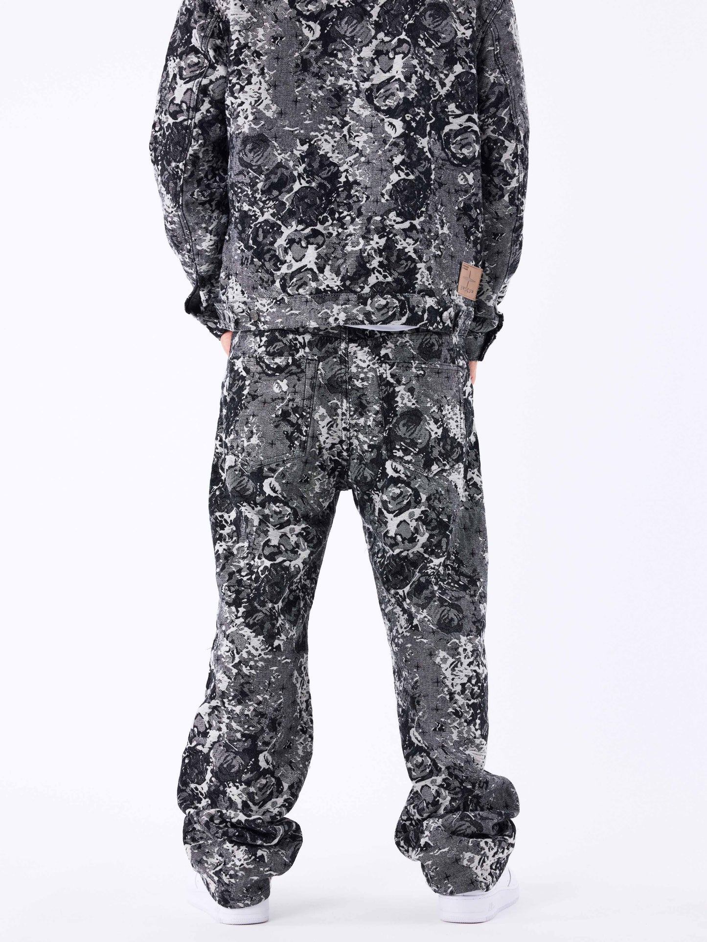 pantalon-en-denim-a-motif-abstrait-noir