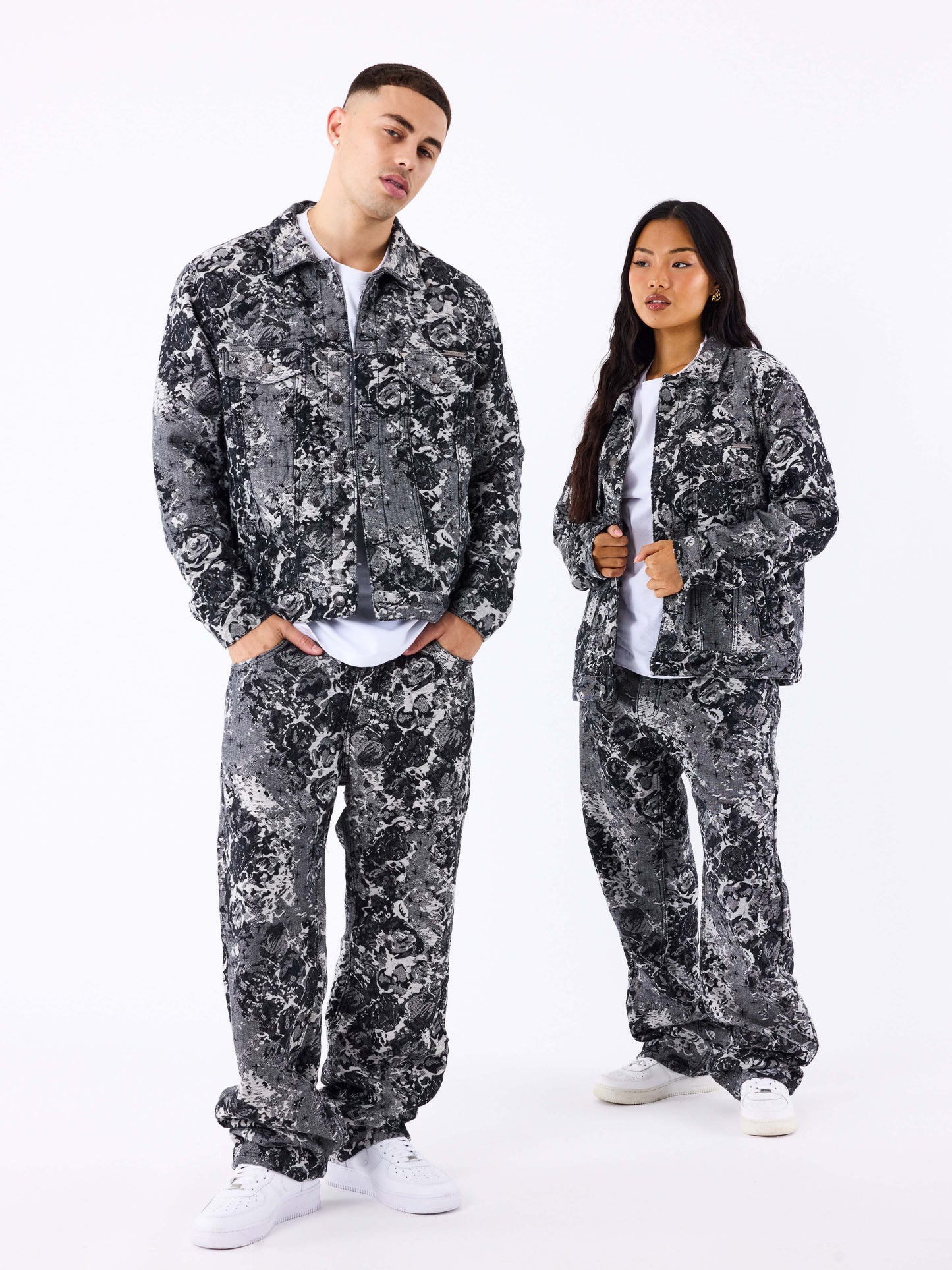 pantalon-en-denim-a-motif-abstrait-noir