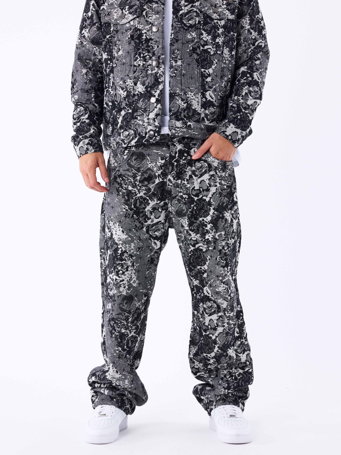 pantalon-en-denim-a-motif-abstrait-noir