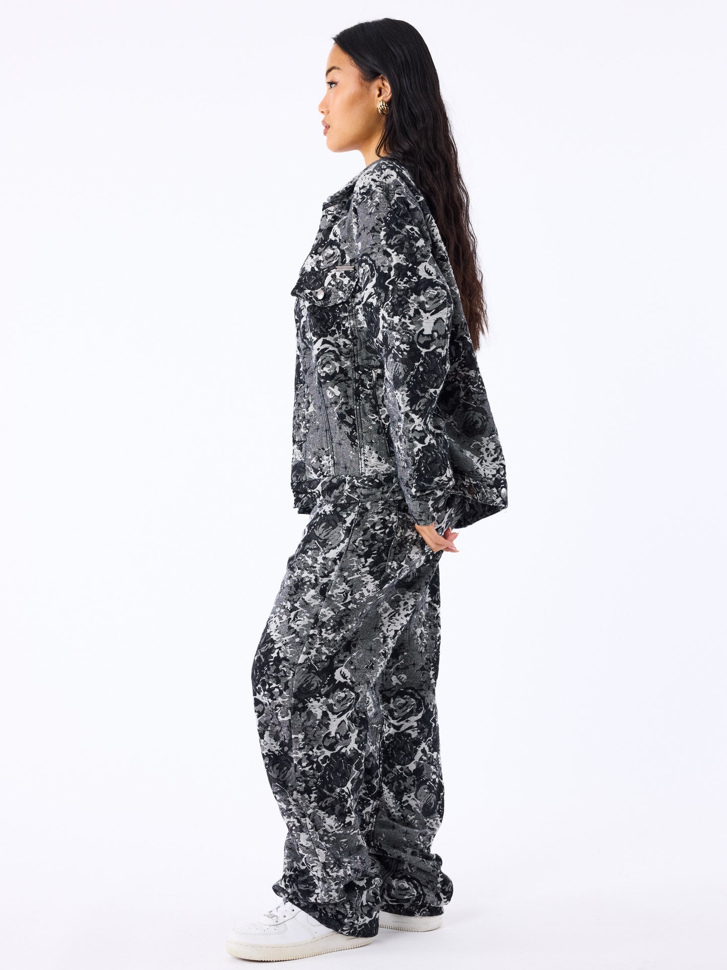 pantalon-en-denim-a-motif-abstrait-noir