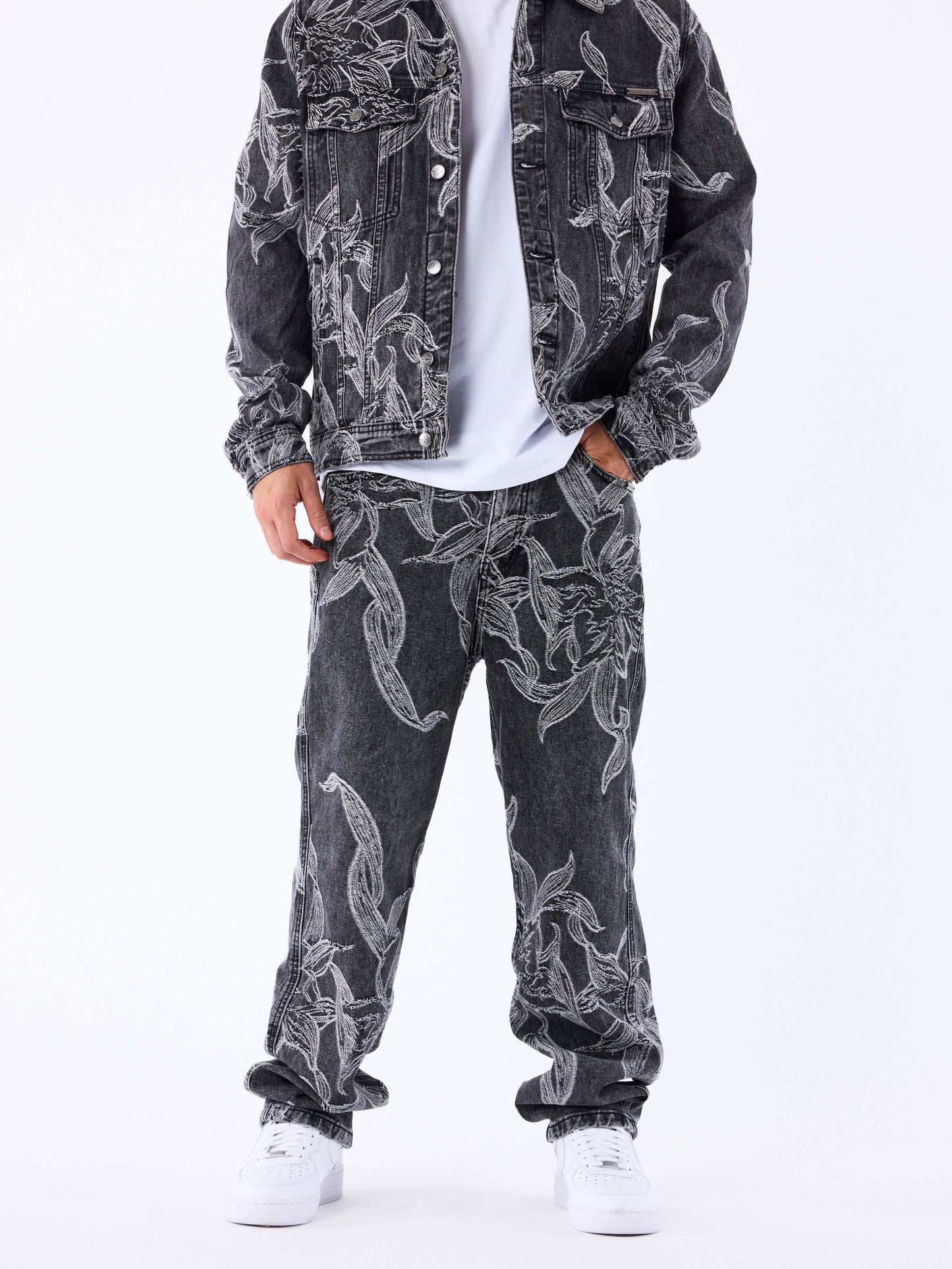 pantalon-en-denim-a-motif-floral-gris