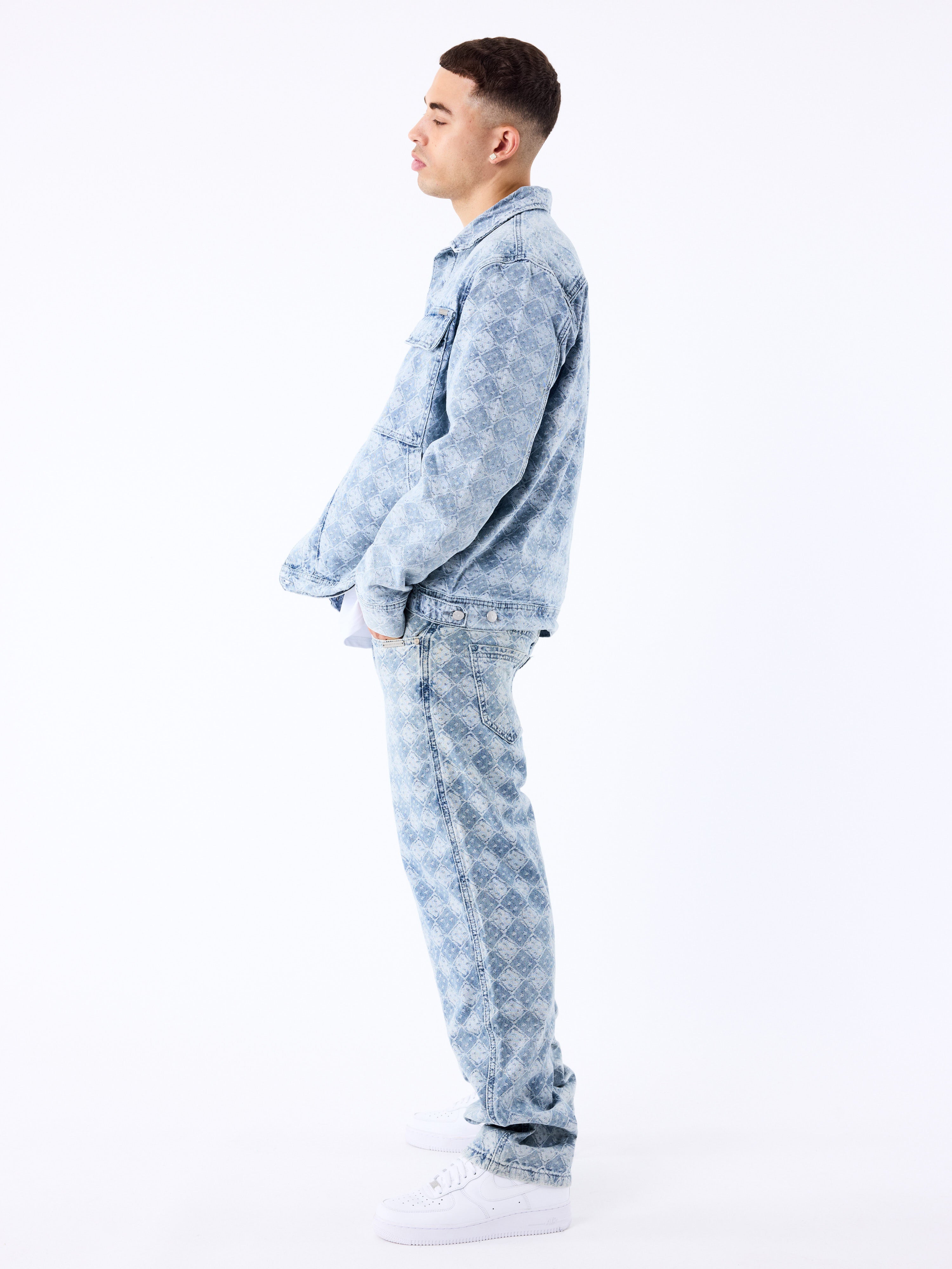 pantalon-en-denim-a-motif-geometrique-bleu