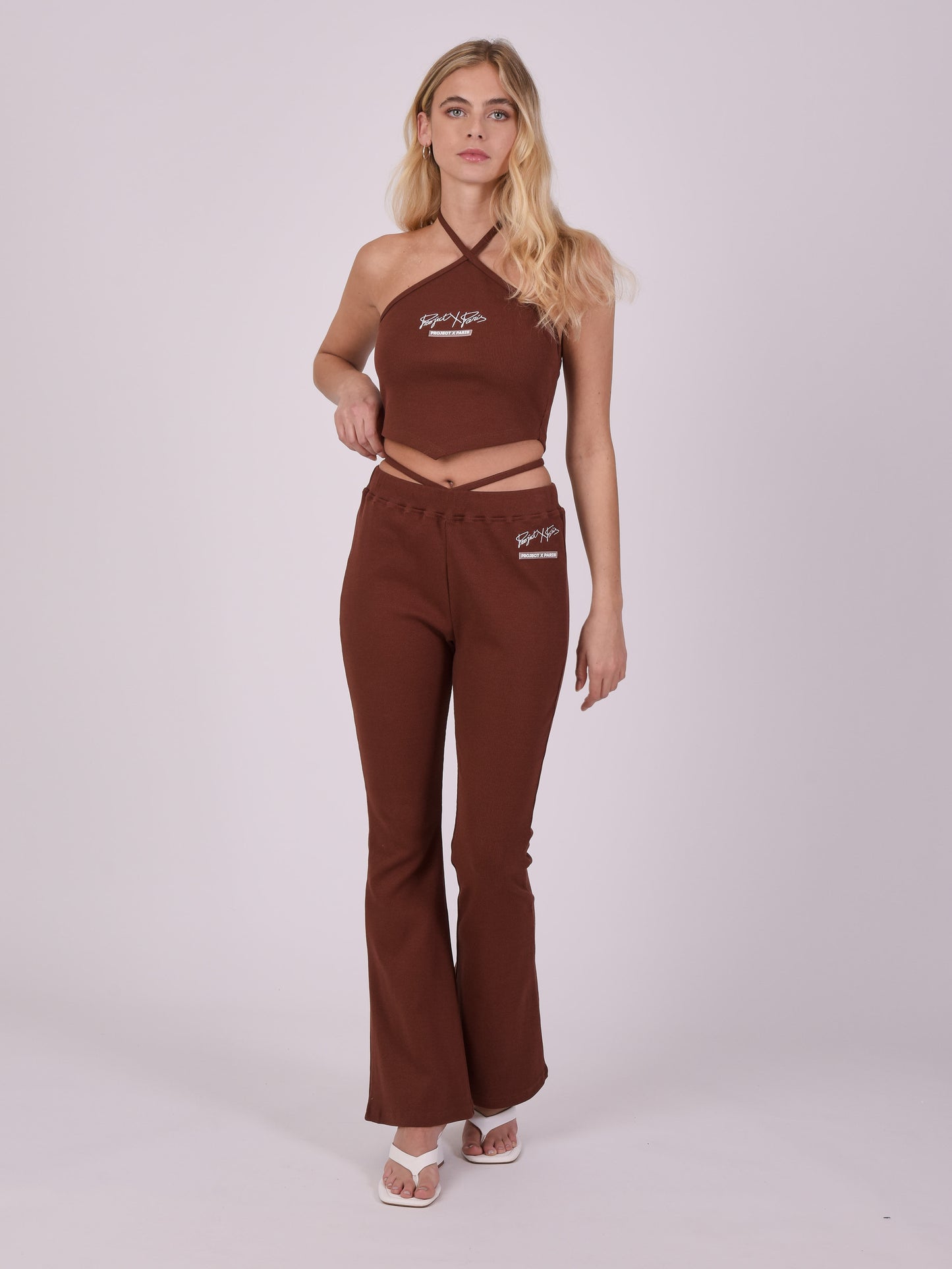 pantalon-flare-a-laniere-marron-modelshot