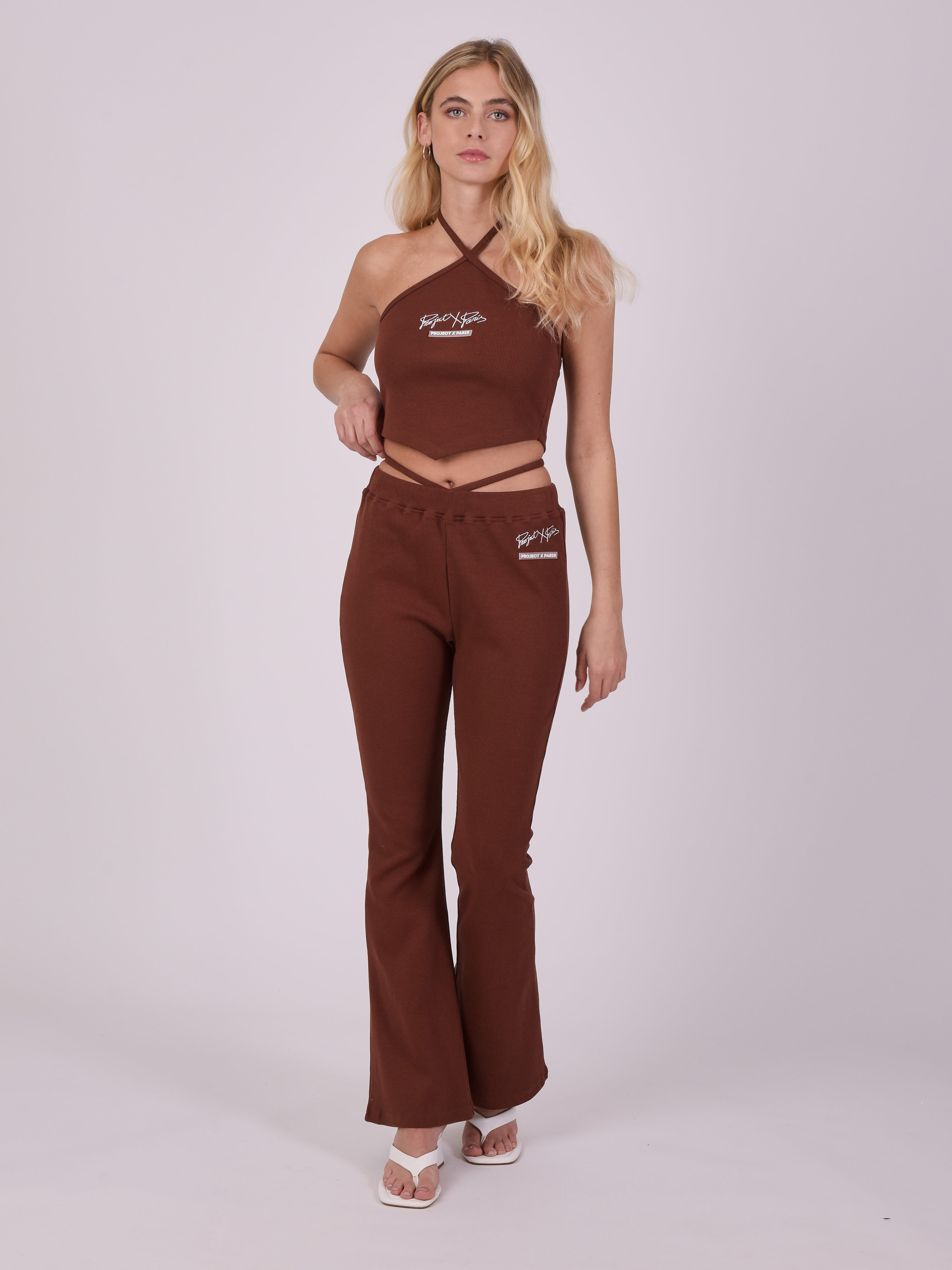 pantalon-flare-a-laniere-marron-modelshot
