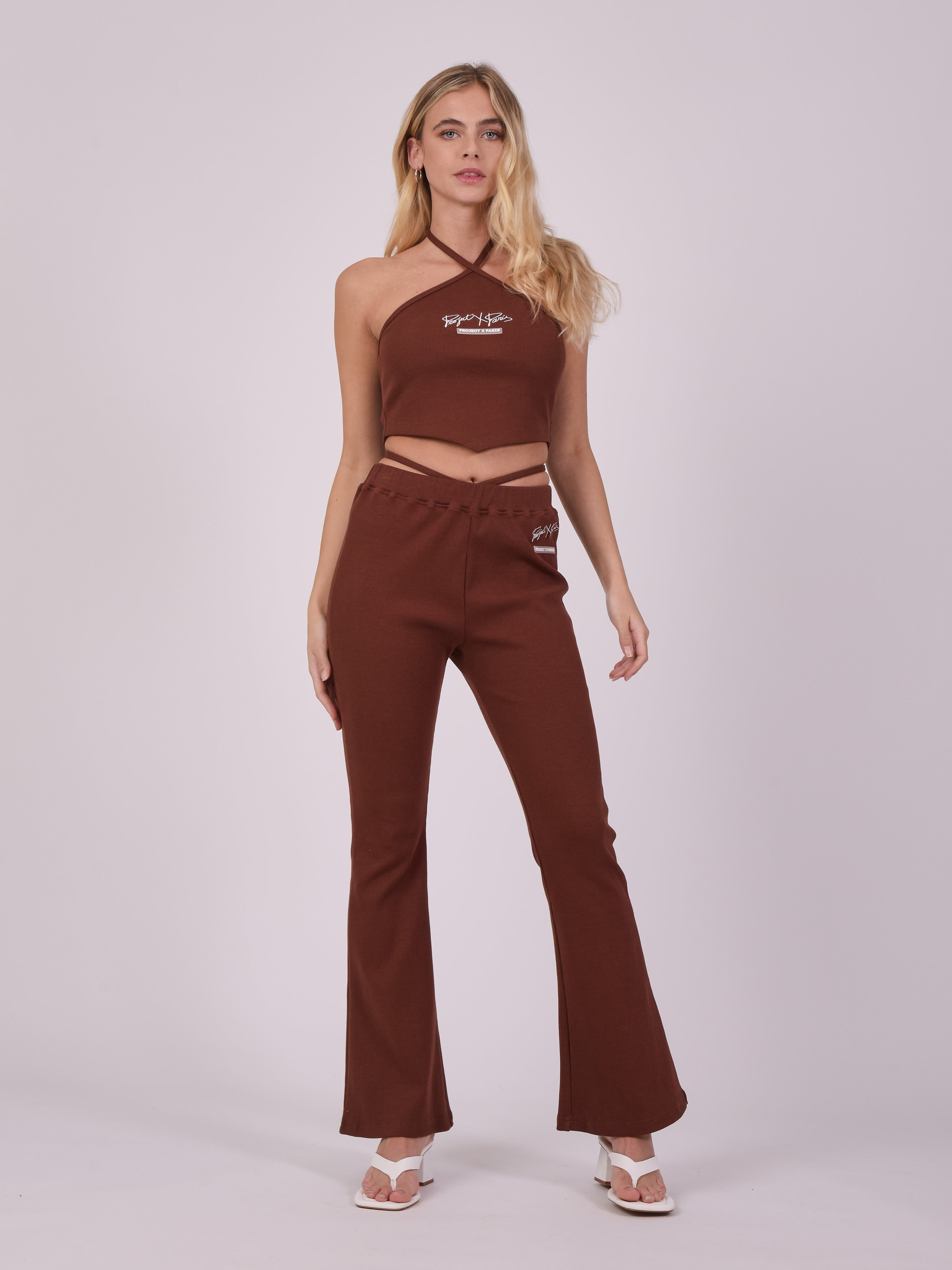 pantalon-flare-a-laniere-marron-modelshot