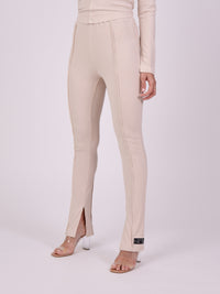 pantalon-moulant-coutures-apparentes-beige-modelshot