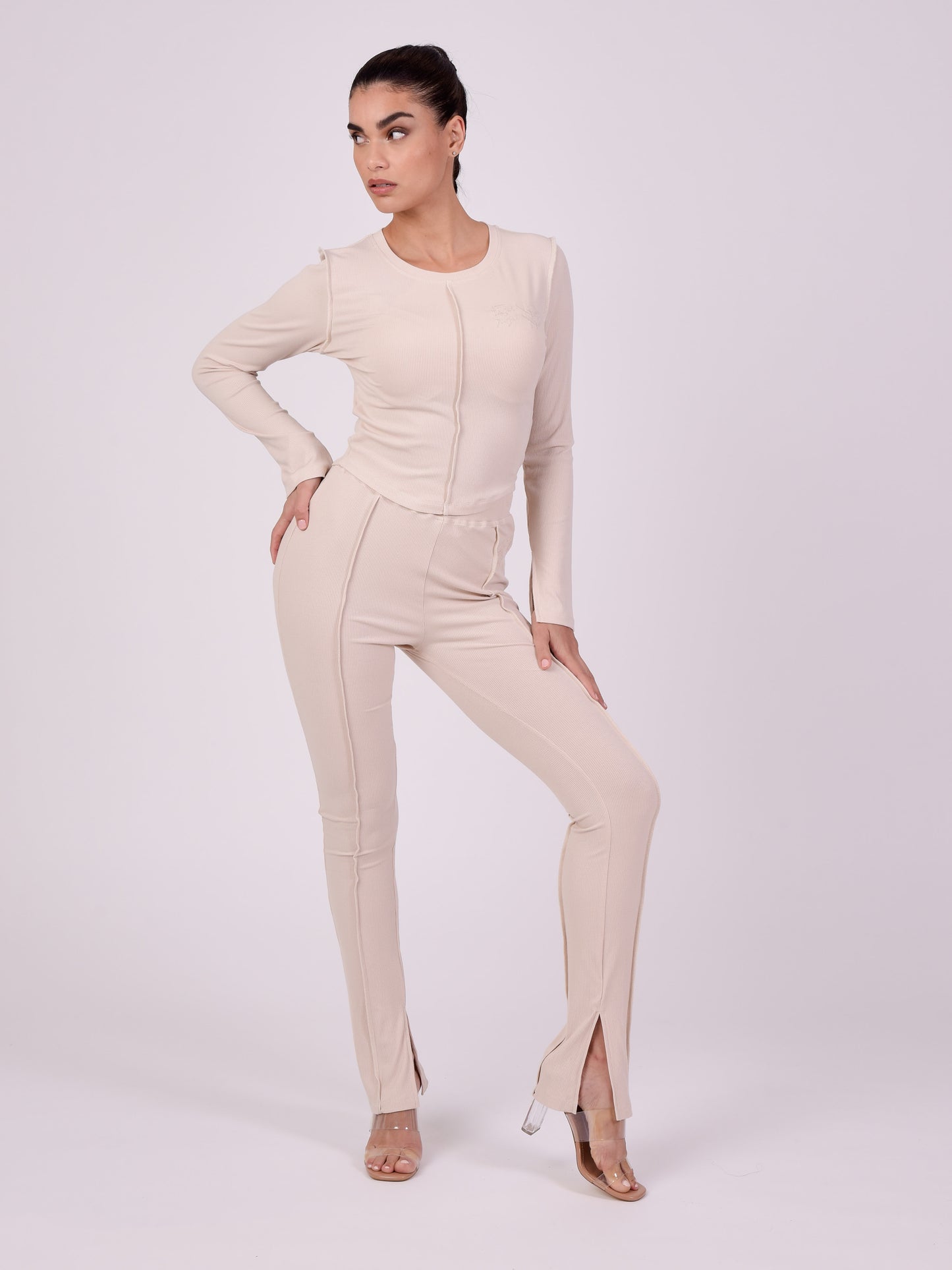 pantalon-moulant-coutures-apparentes-beige