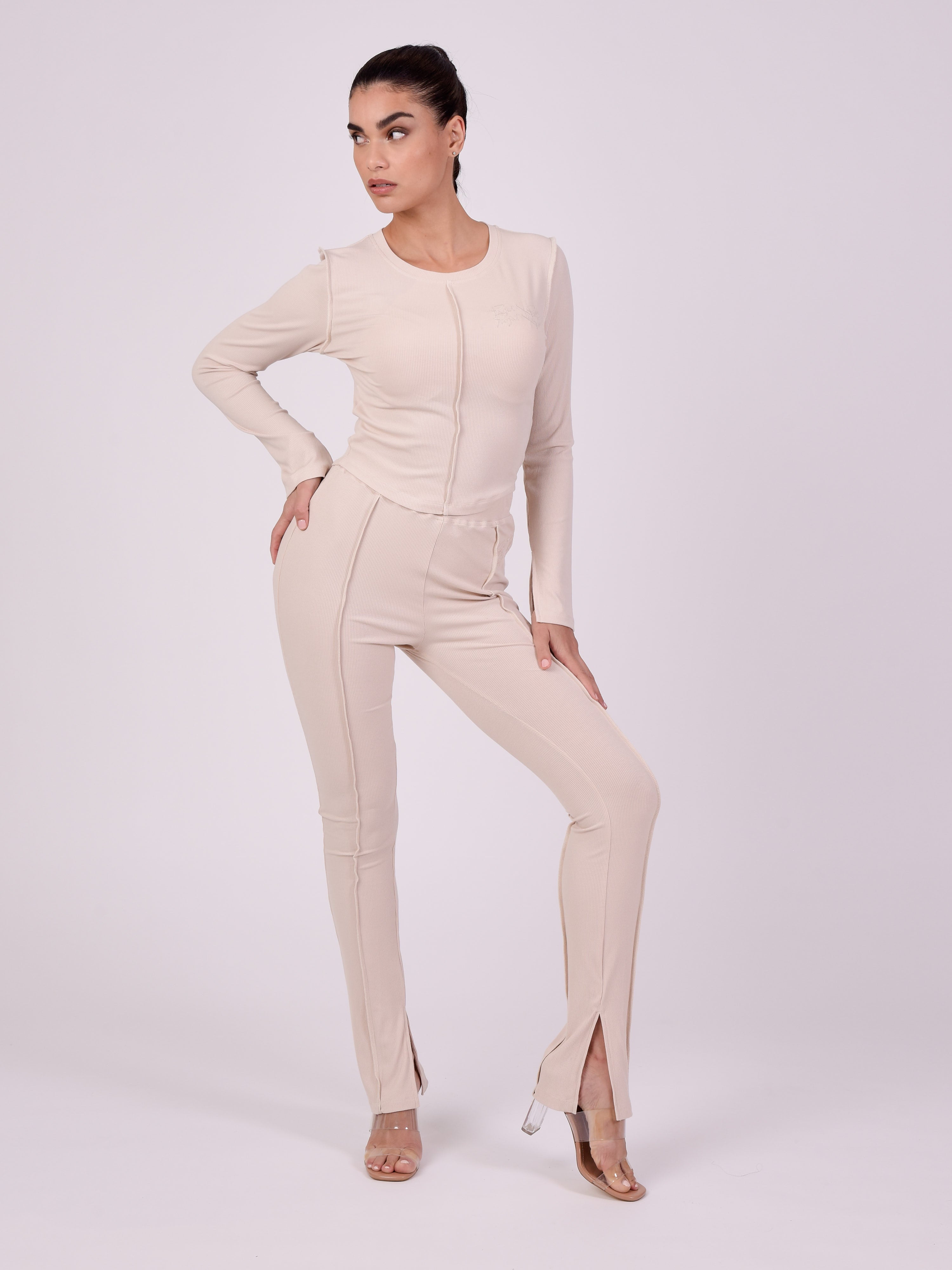 pantalon-moulant-coutures-apparentes-beige