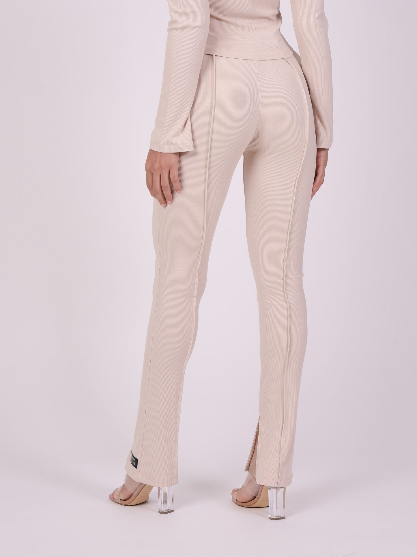 pantalon-moulant-coutures-apparentes-beige