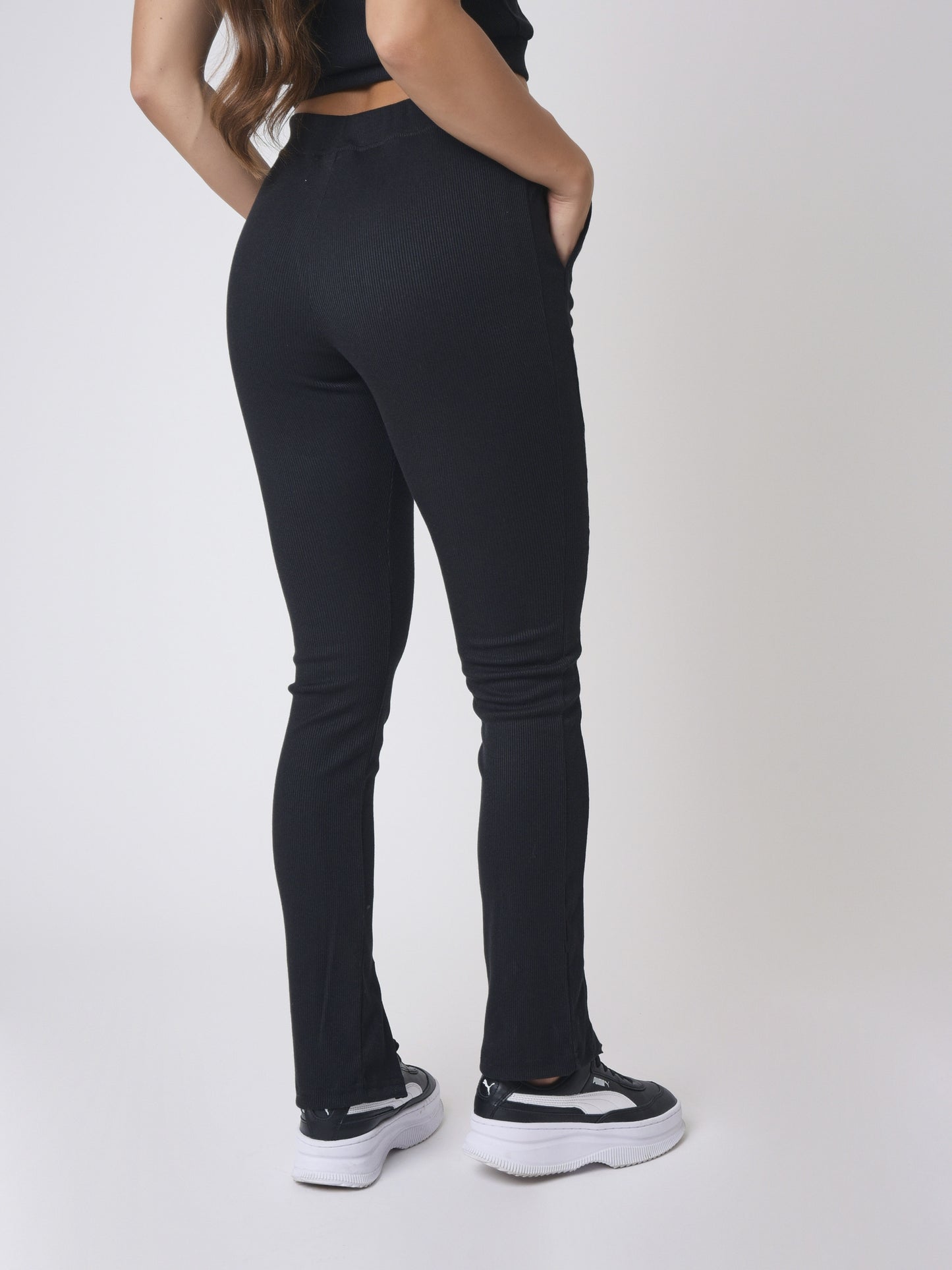 pantalon-moulant-evase-cheville-noir