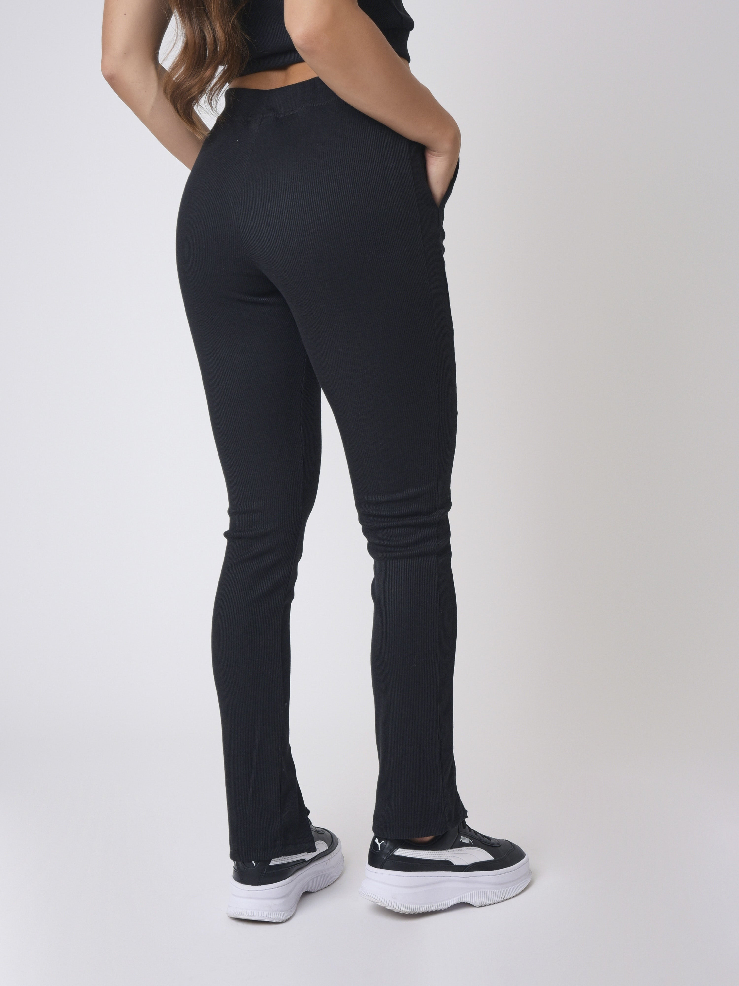 Calça justa flare no tornozelo-3