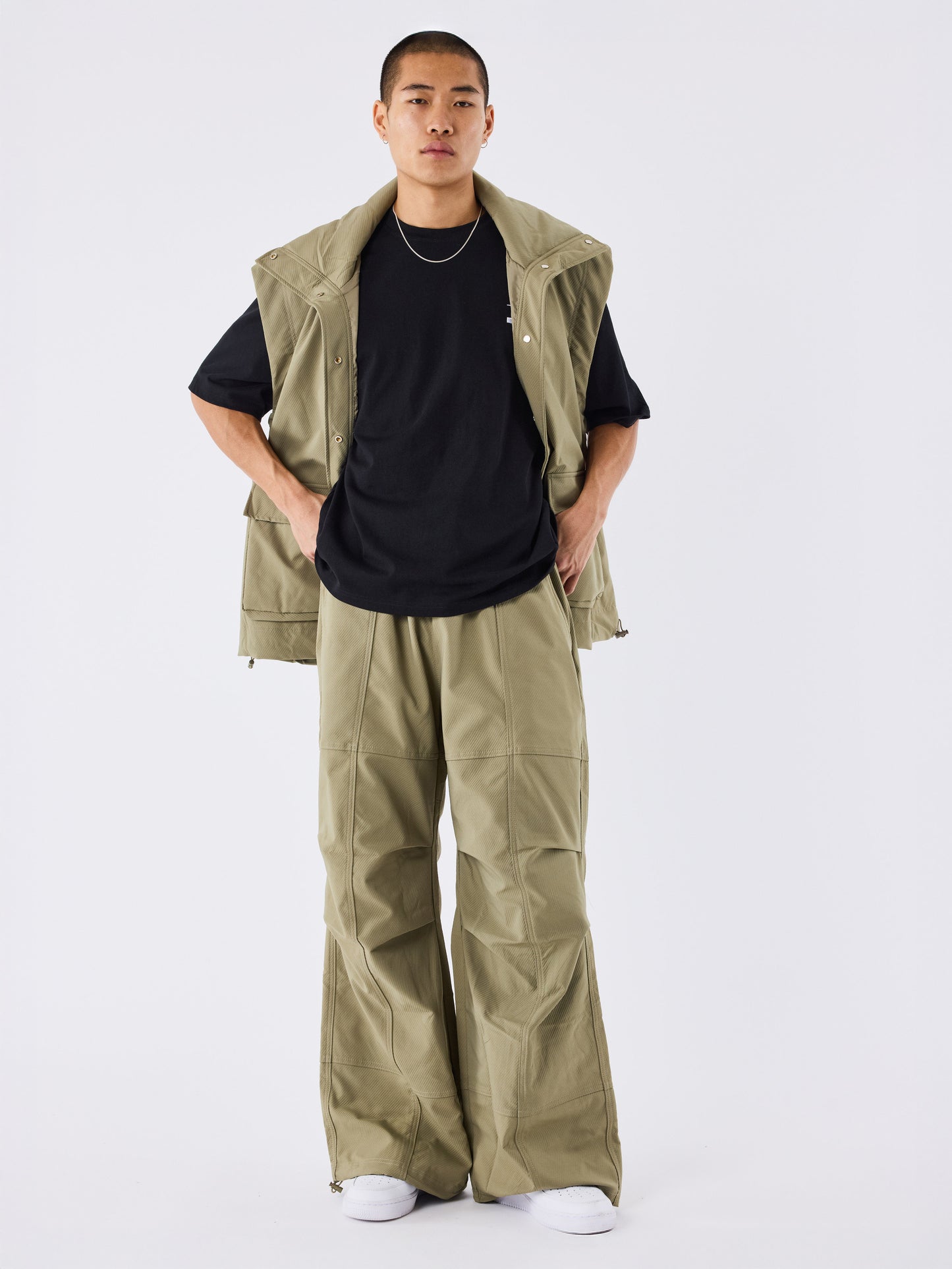pantalon-oversize-a-decoupes-olive