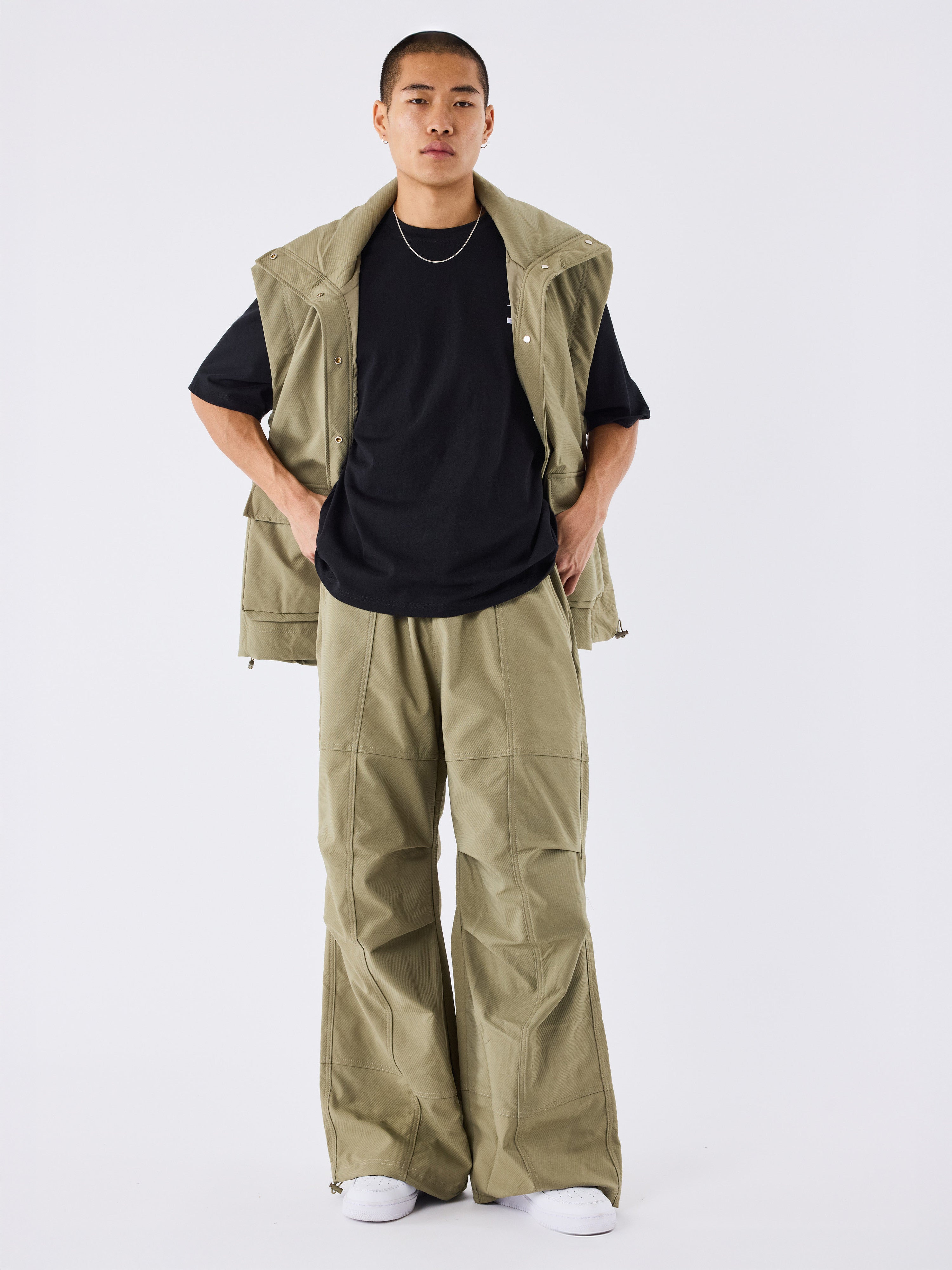 Pantalón oversize con cortes-1