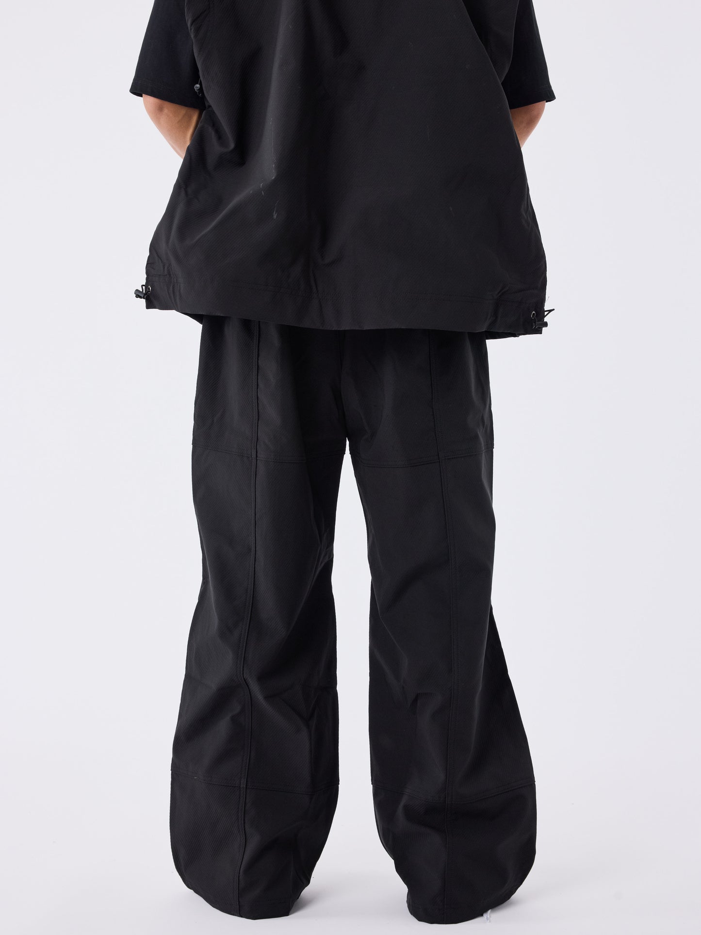 pantalon-oversize-a-decoupes-noir-modelshot