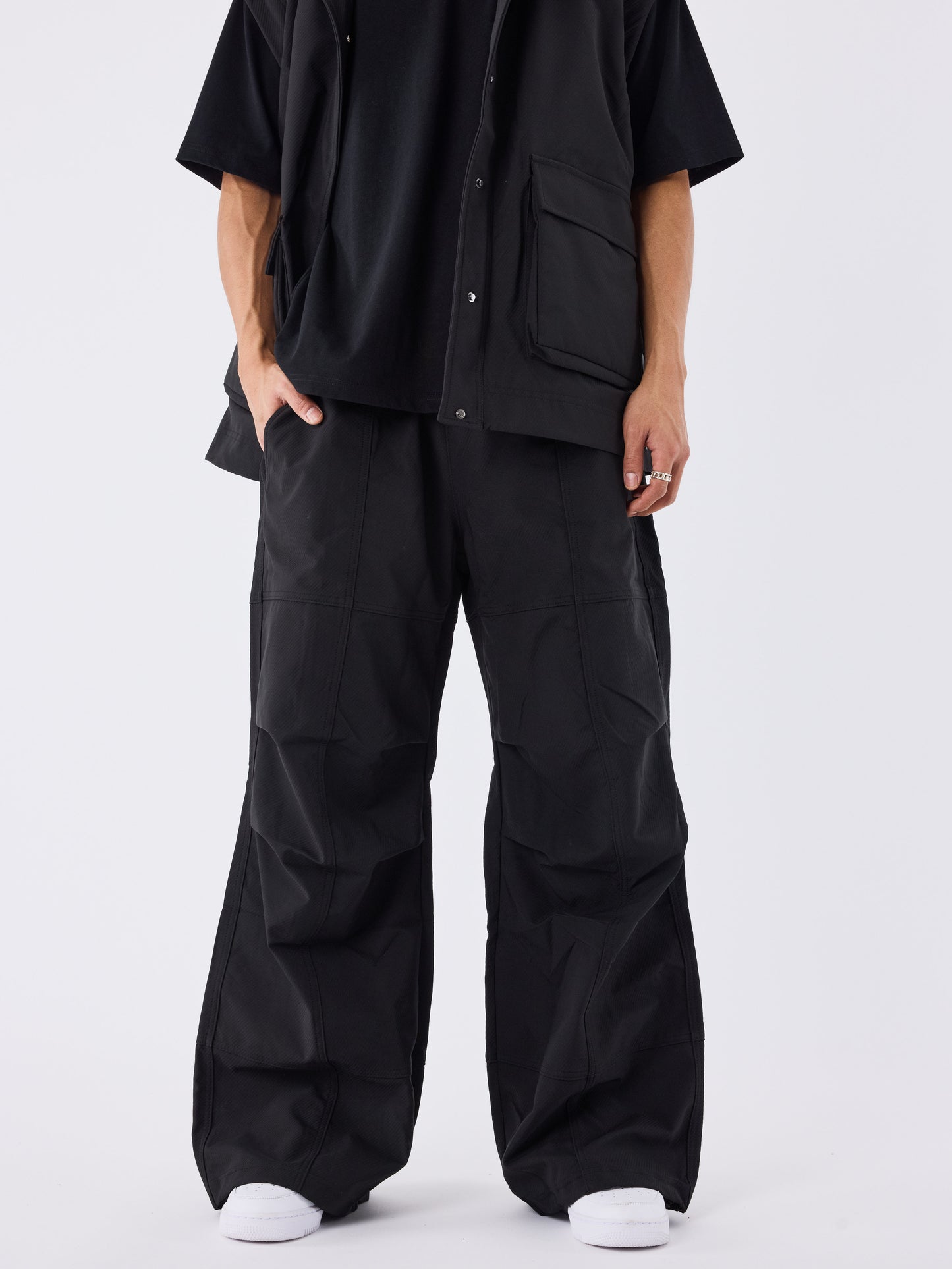 pantalon-oversize-a-decoupes-noir-modelshot