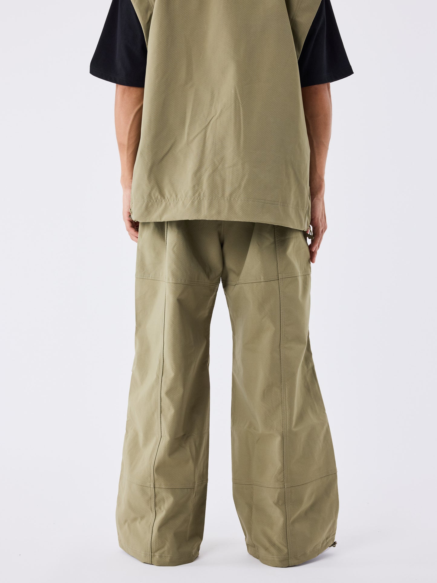 pantalon-oversize-a-decoupes-olive