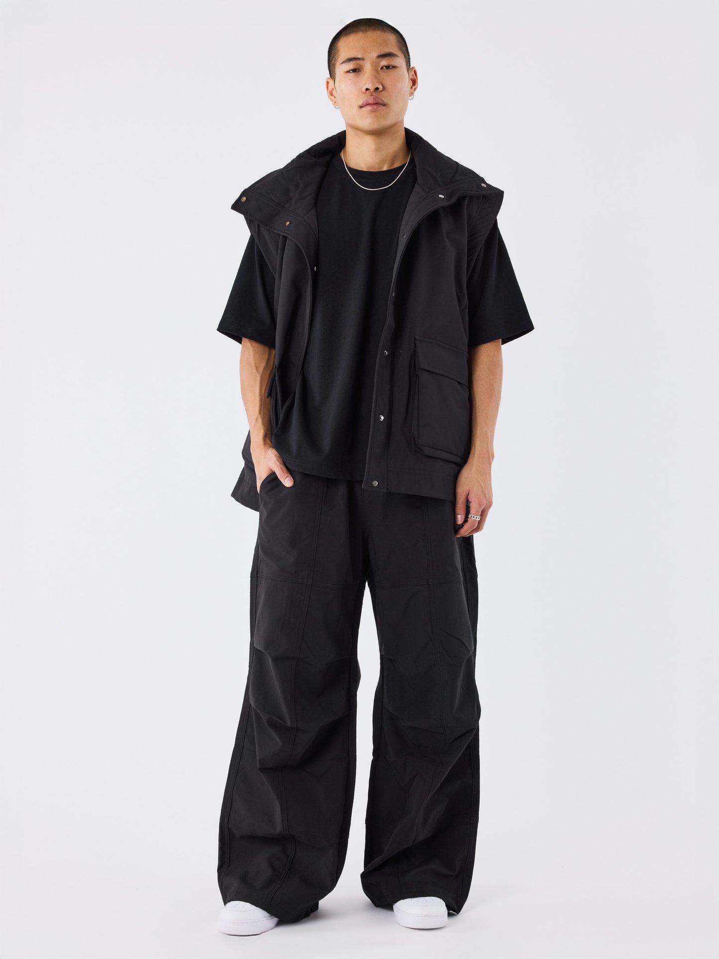 pantalon-oversize-a-decoupes-noir-modelshot