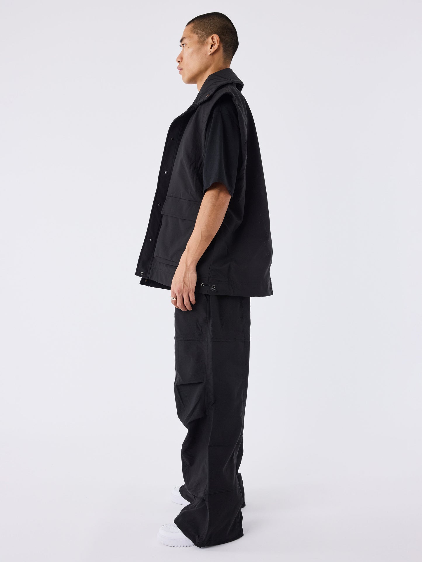 pantalon-oversize-a-decoupes-noir-modelshot