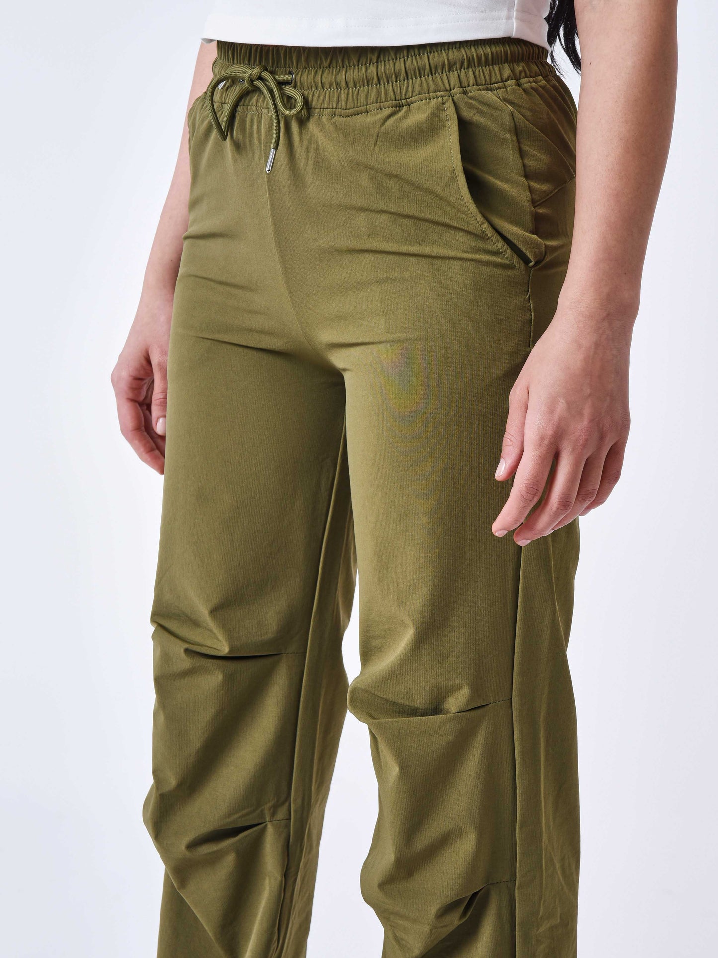 pantalon-parachute-kaki-modelshot