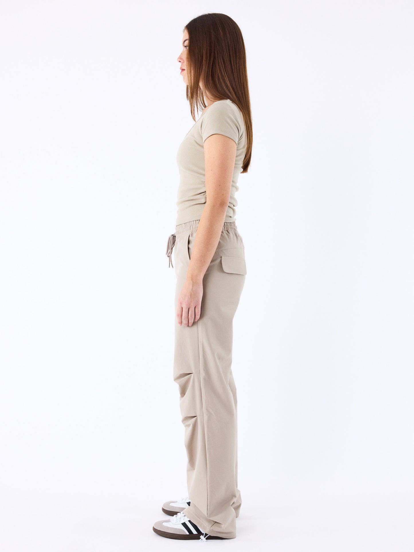 pantalon-parachute-greige-modelshot