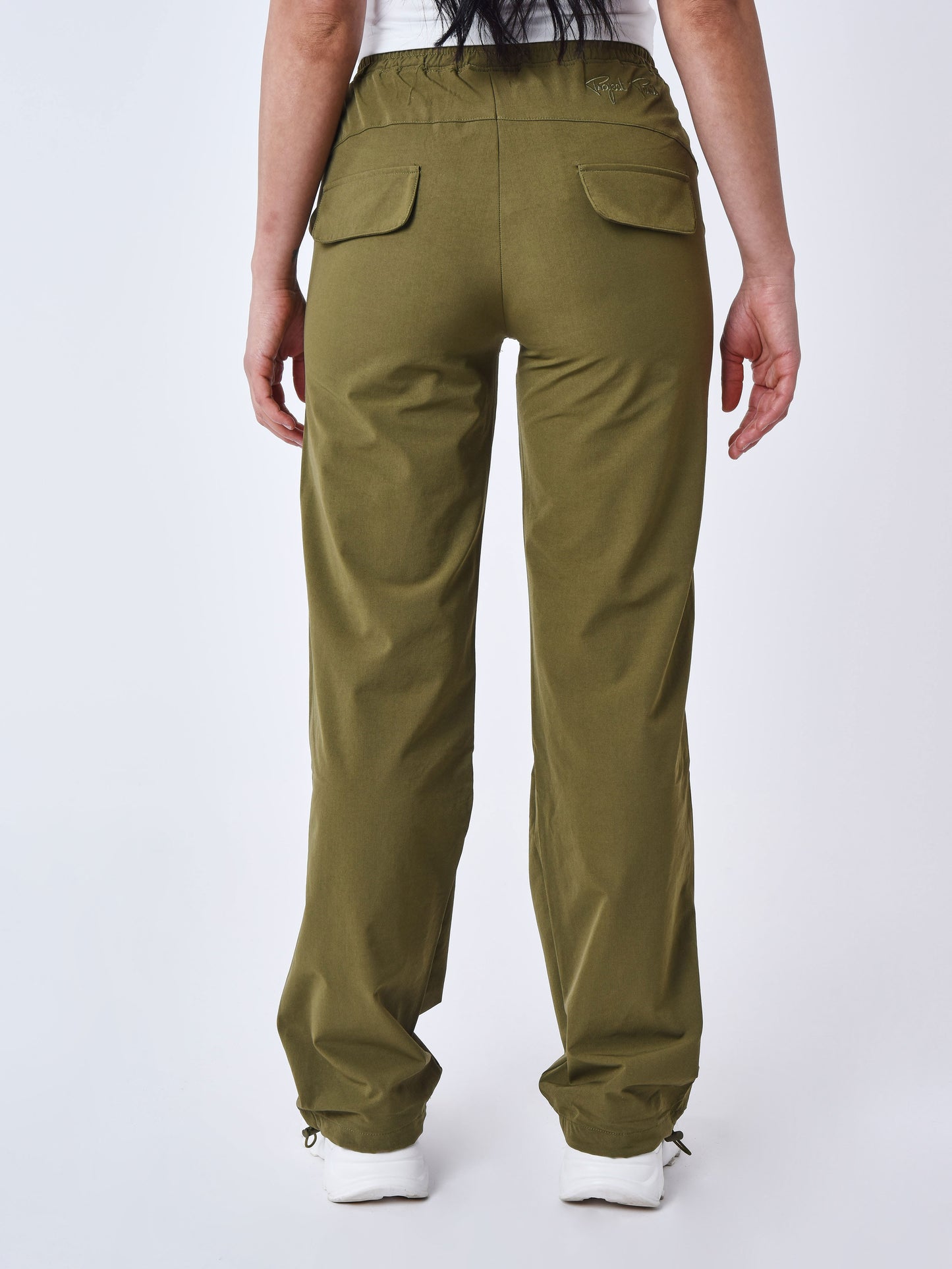 pantalon-parachute-kaki-modelshot