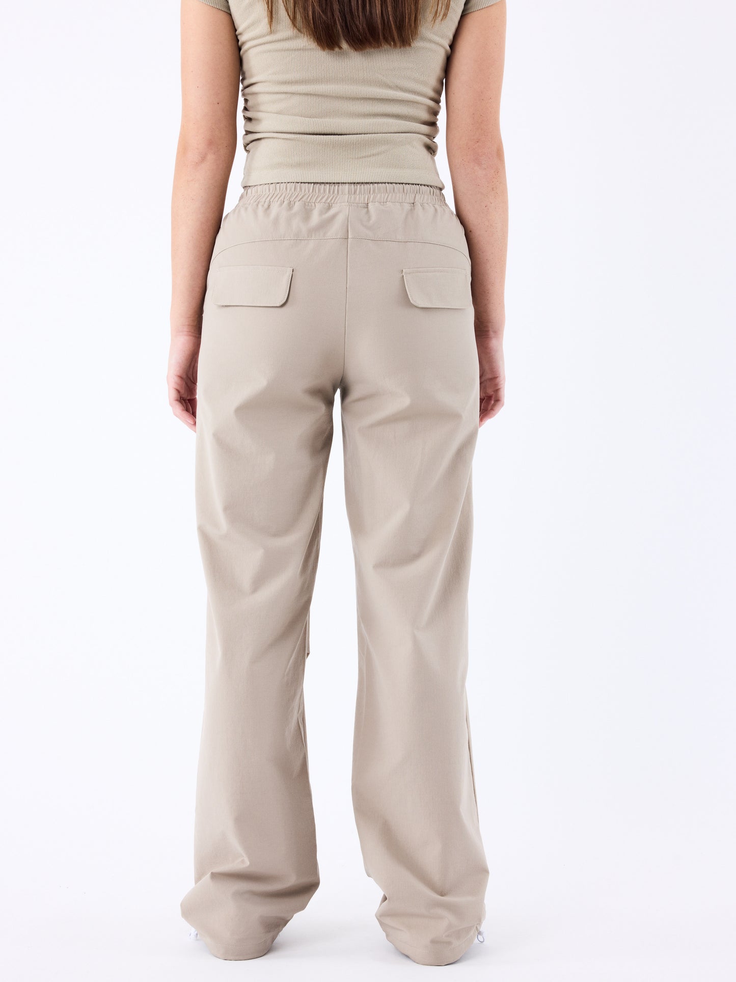 pantalon-parachute-greige-modelshot