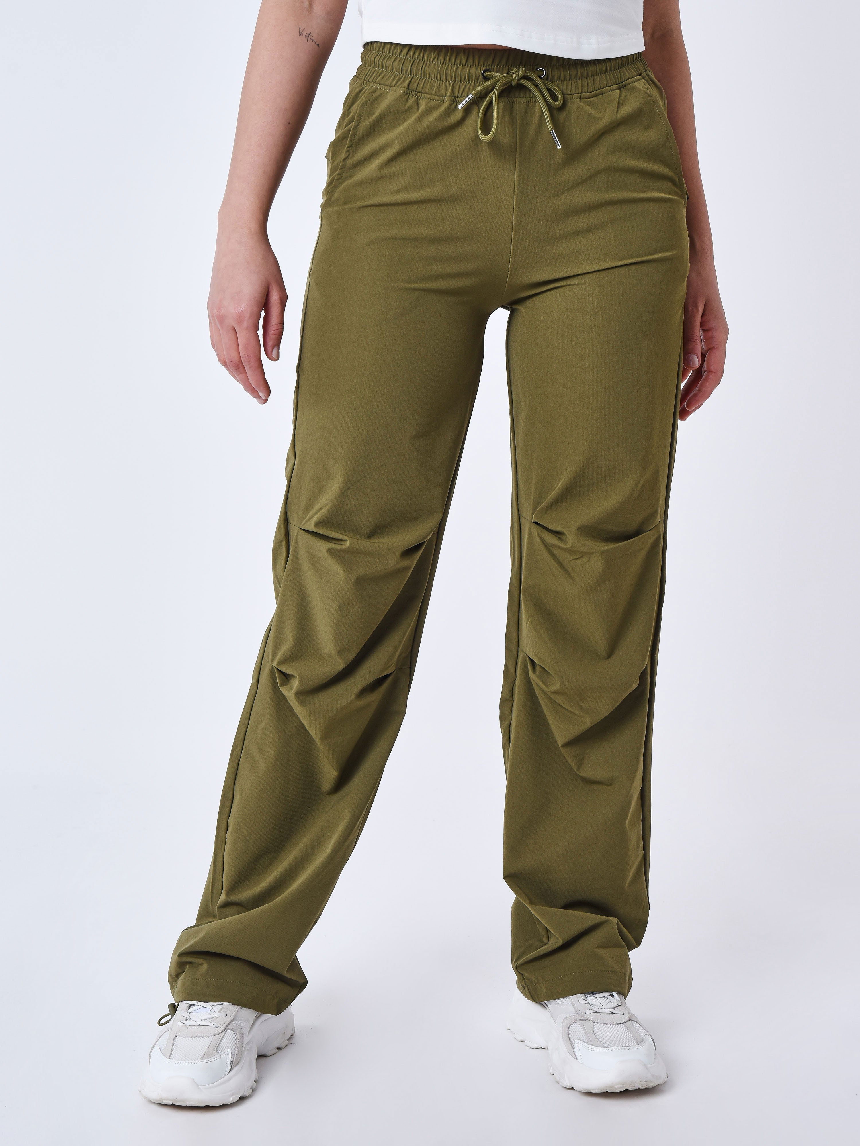 pantalon-parachute-kaki-modelshot