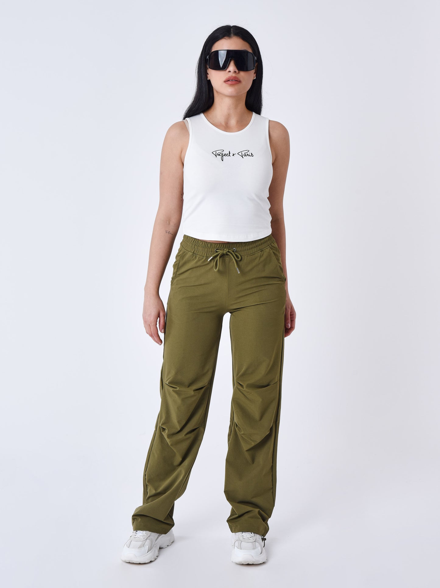 pantalon-parachute-kaki-modelshot