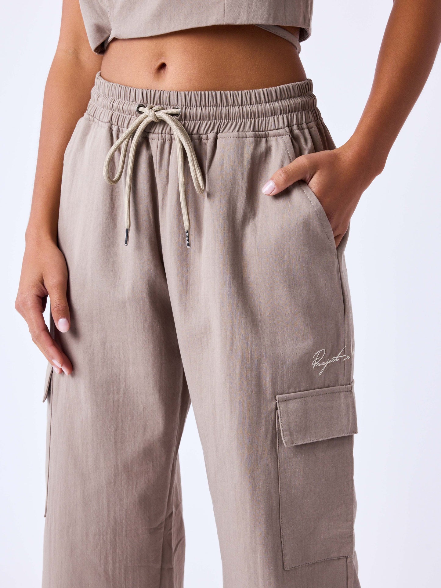 pantalon-suit-taupe-modelshot