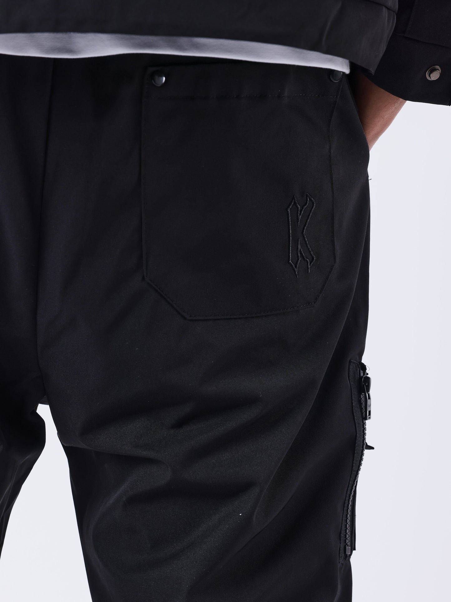 pantalon-technique-collaboration-kalash-noir-detailshot
