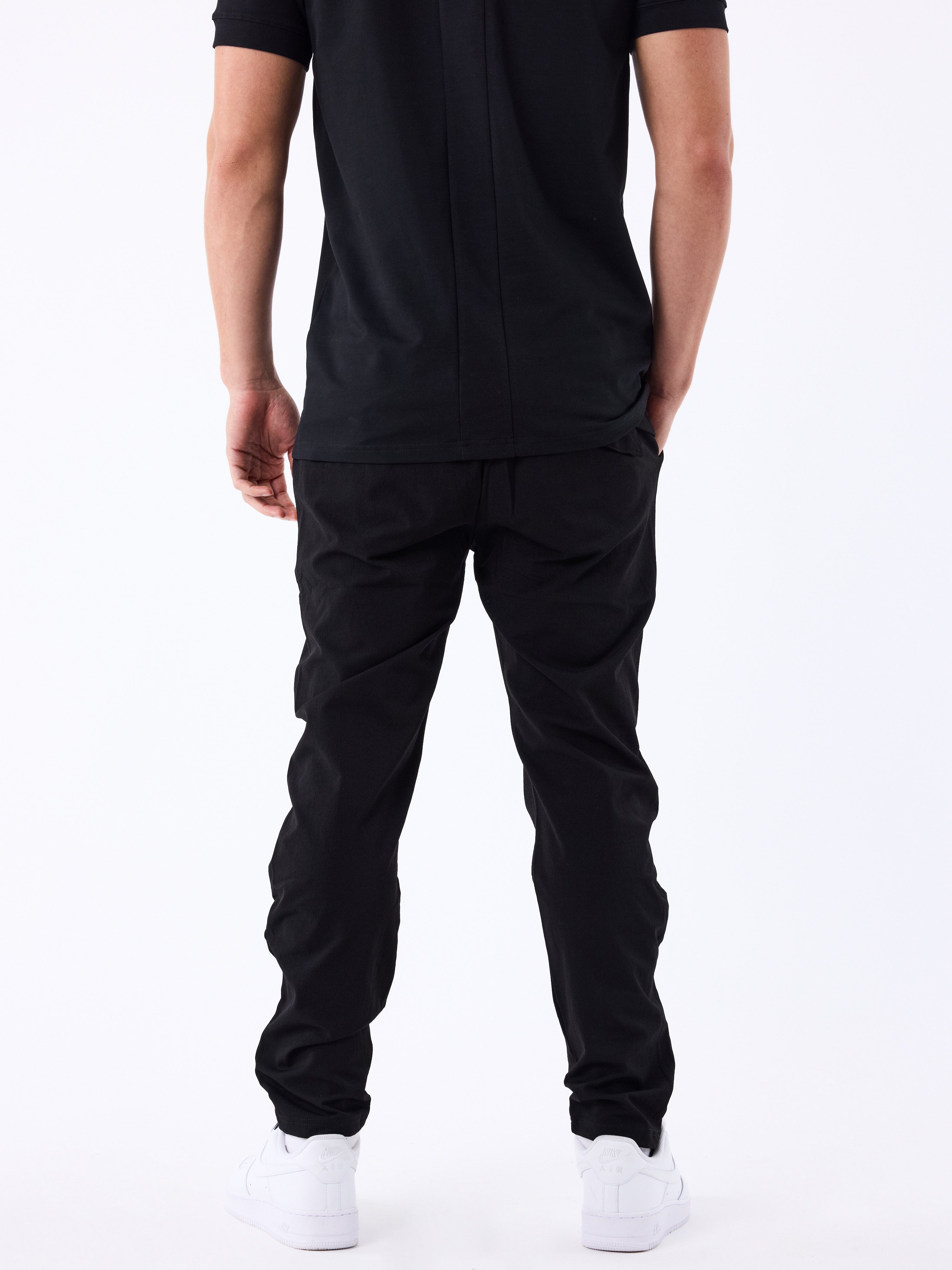 pantalon-technique-noir-modelshot