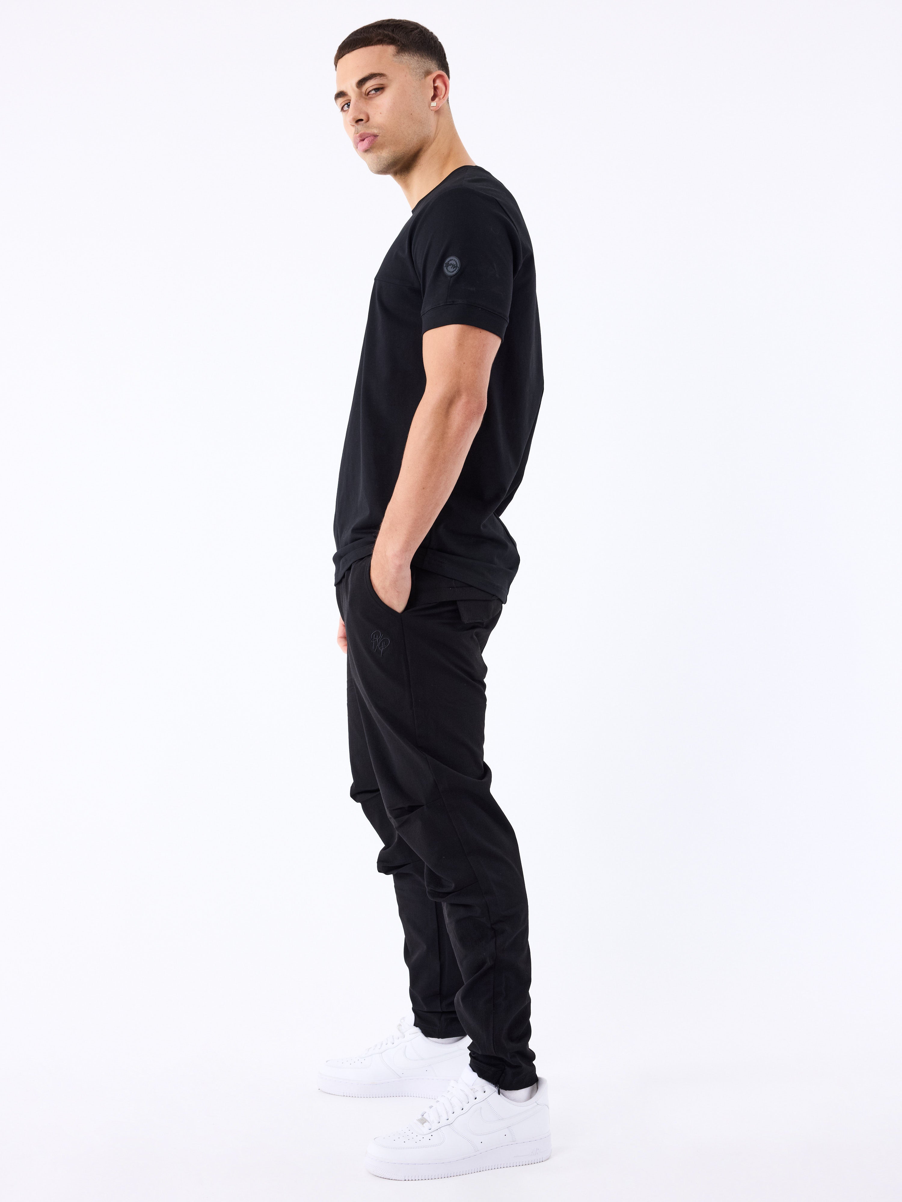pantalon-technique-noir-modelshot