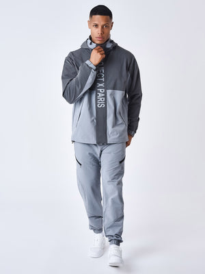 pantalon-techwear-gris-clair-modelshot