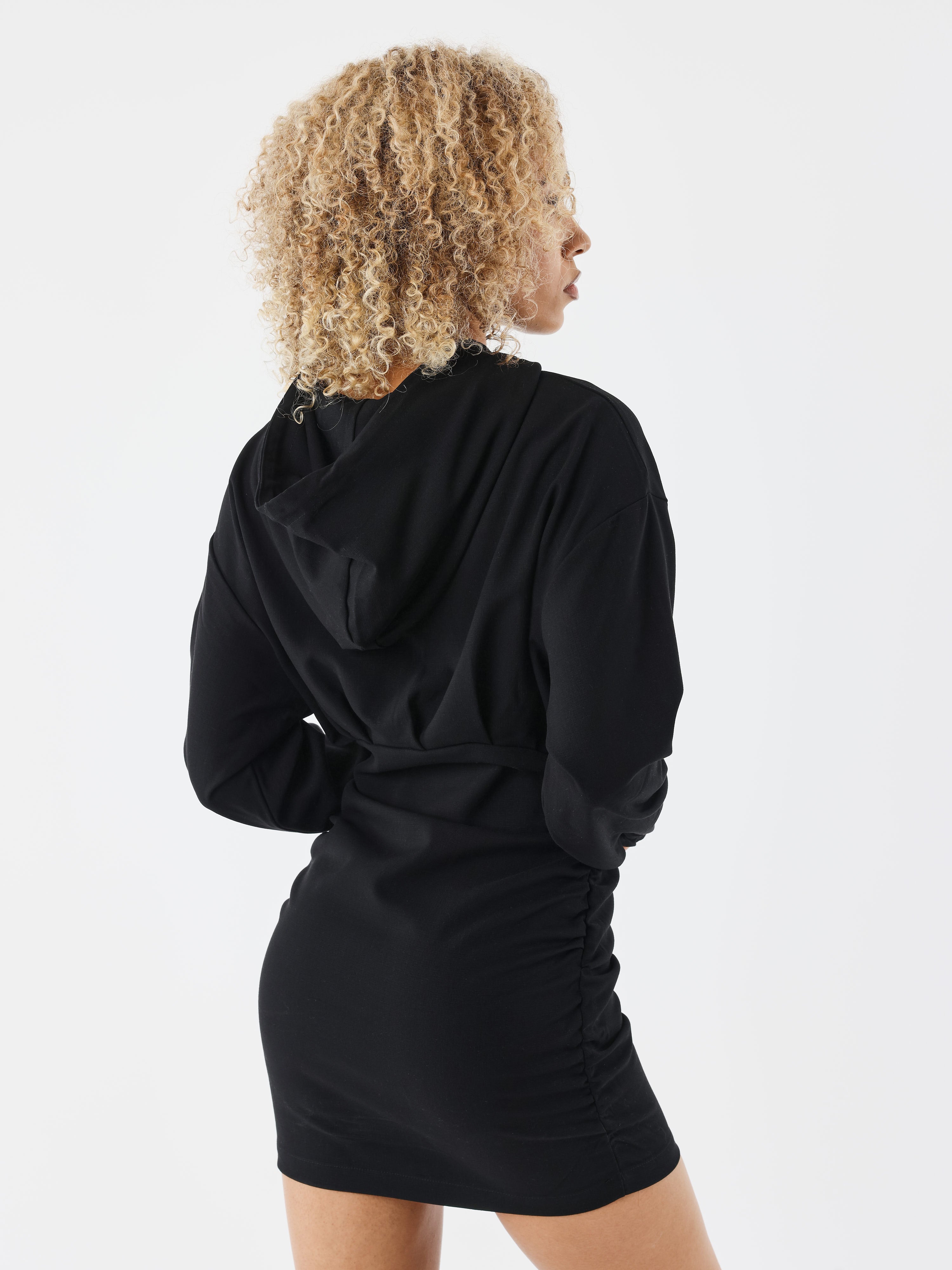 robe-a-capuche-manches-longues-noir