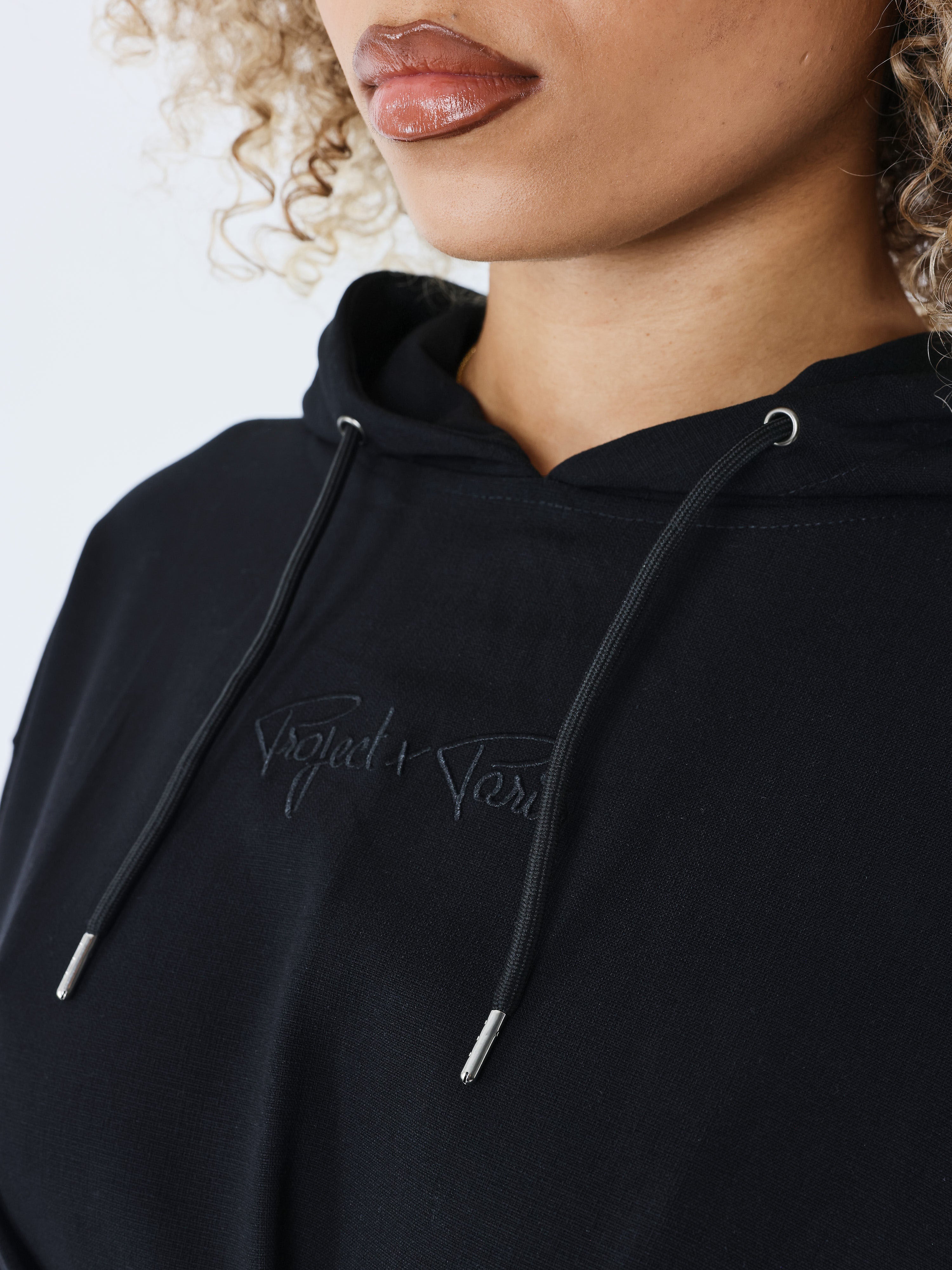 robe-a-capuche-manches-longues-noir