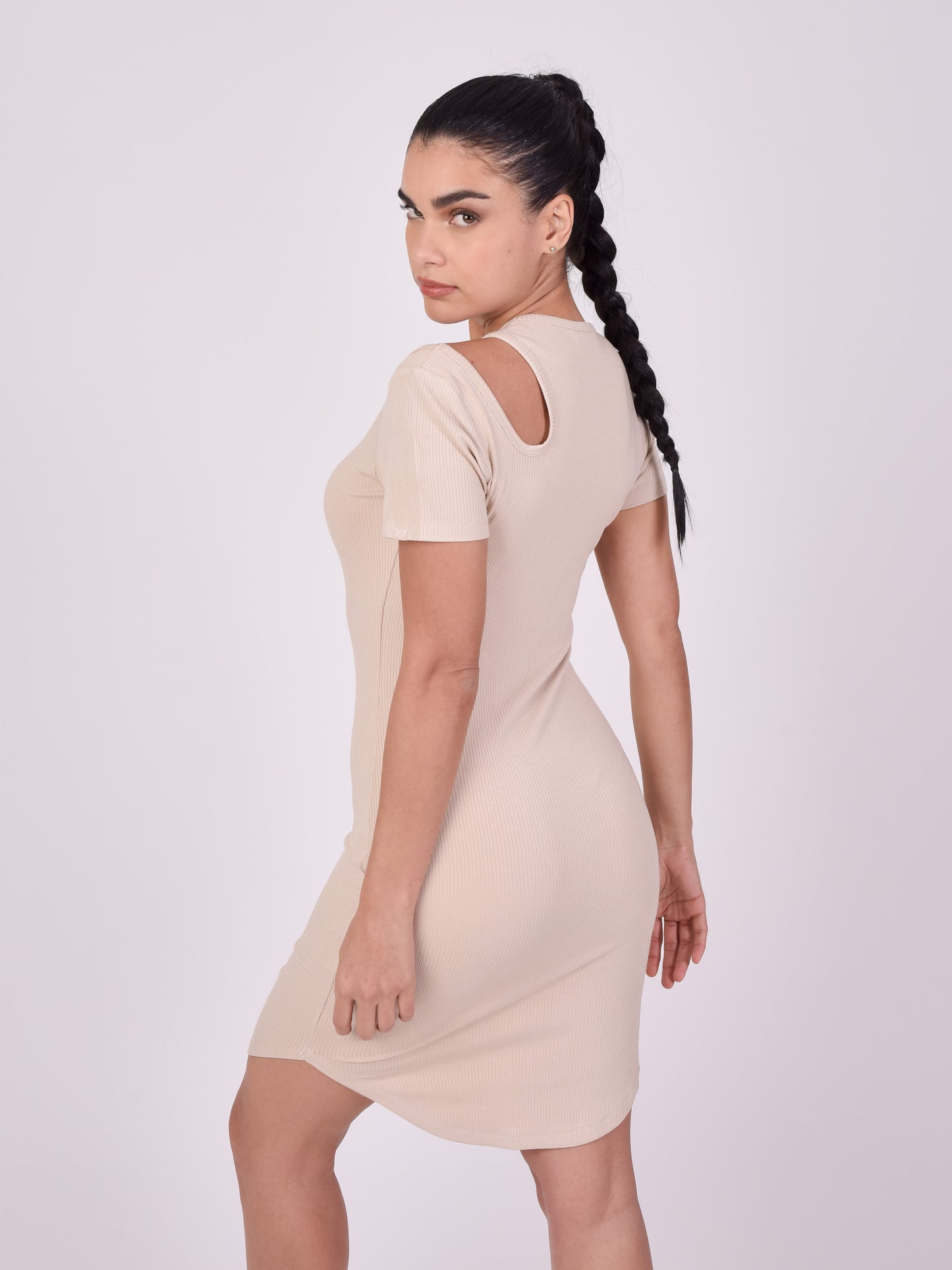robe-asymetrique-manches-courtes-beige-modelshot