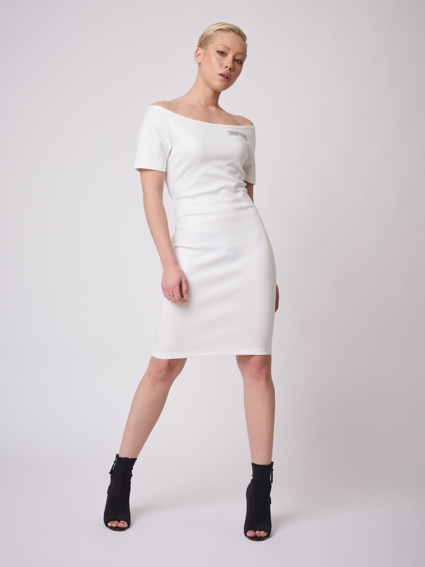robe-epaule-denude-f207043-blanc-modelshot