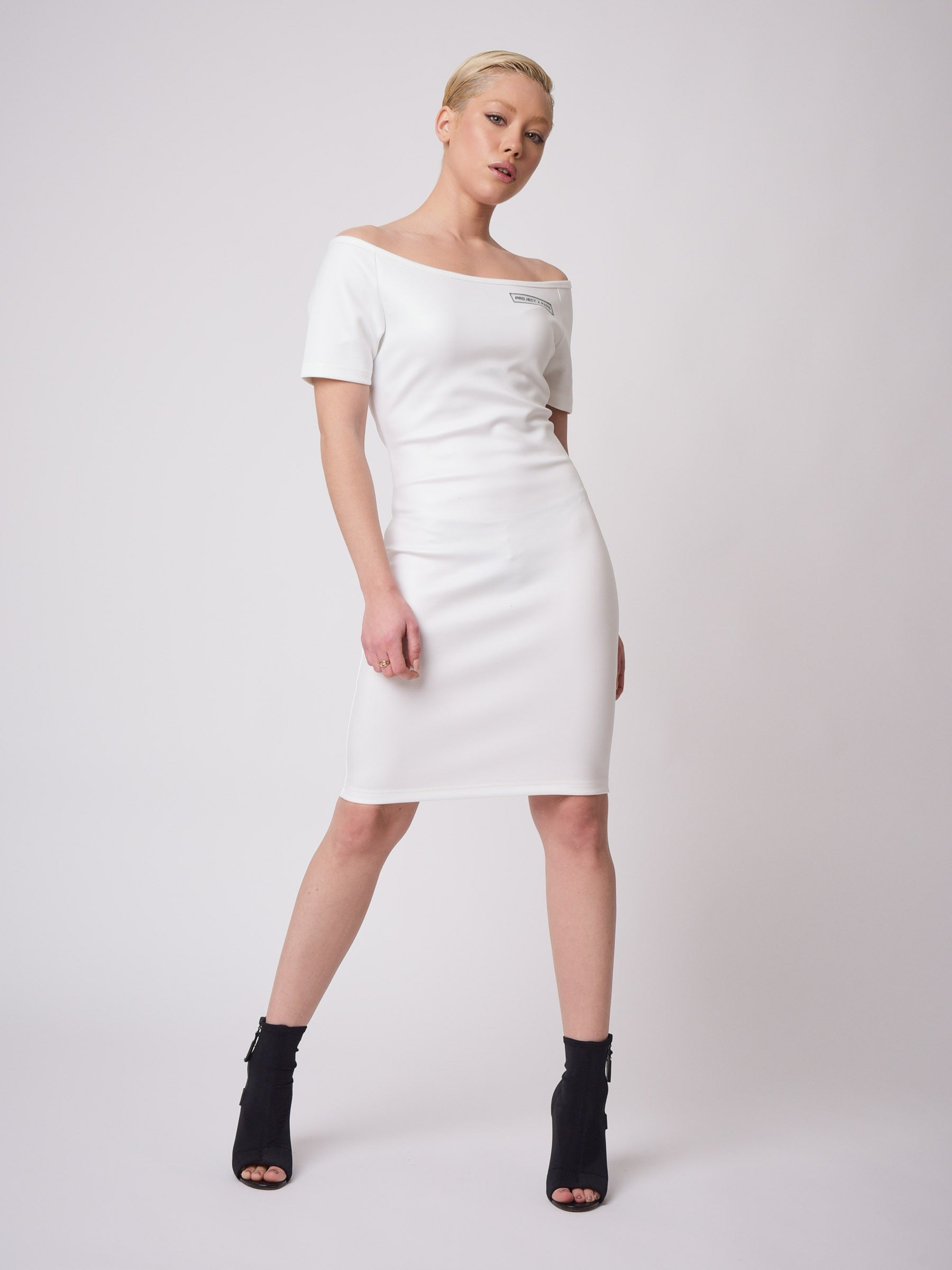 robe-epaule-denude-f207043-blanc-modelshot