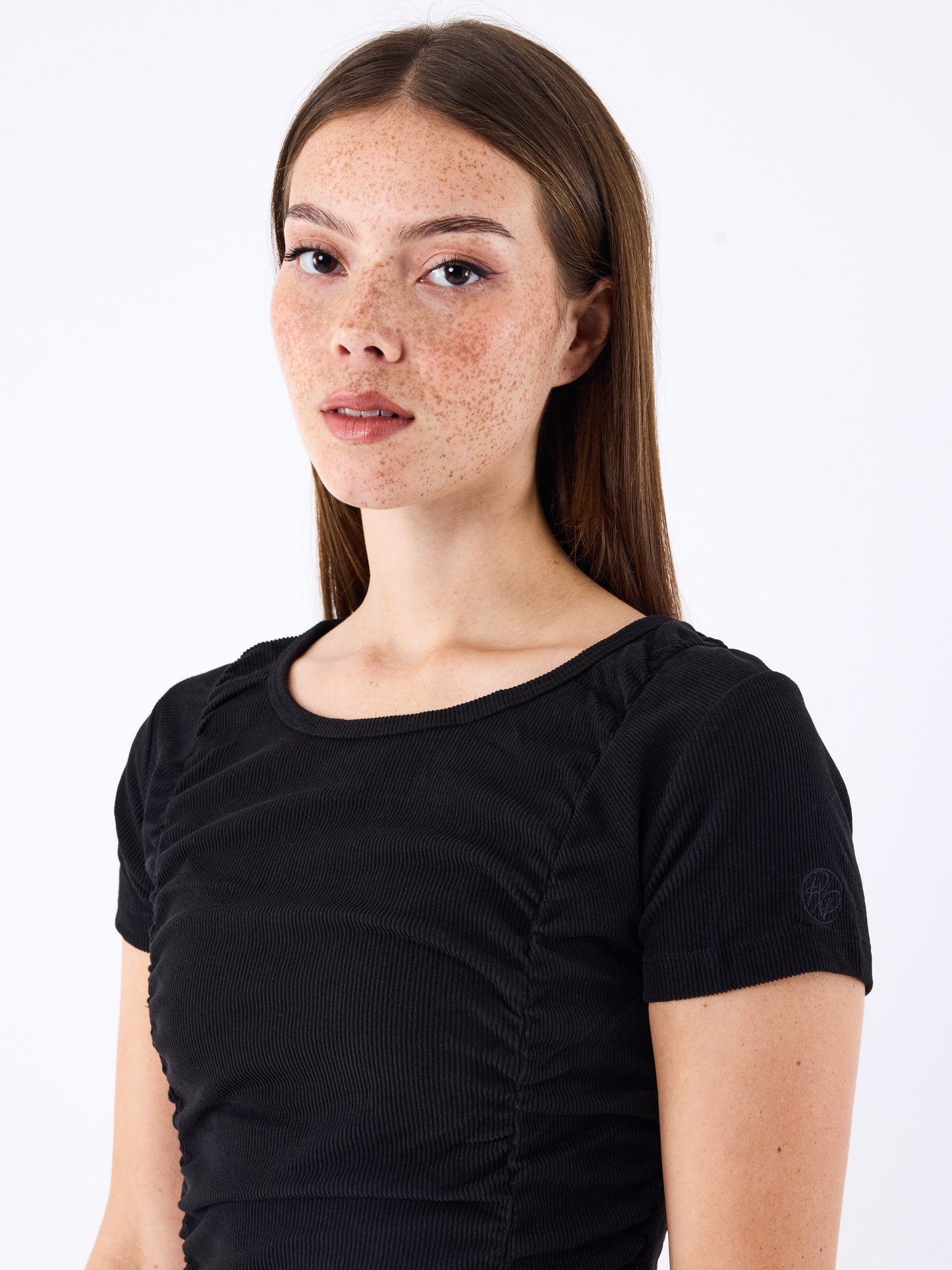 robe-froncee-noir-modelshot